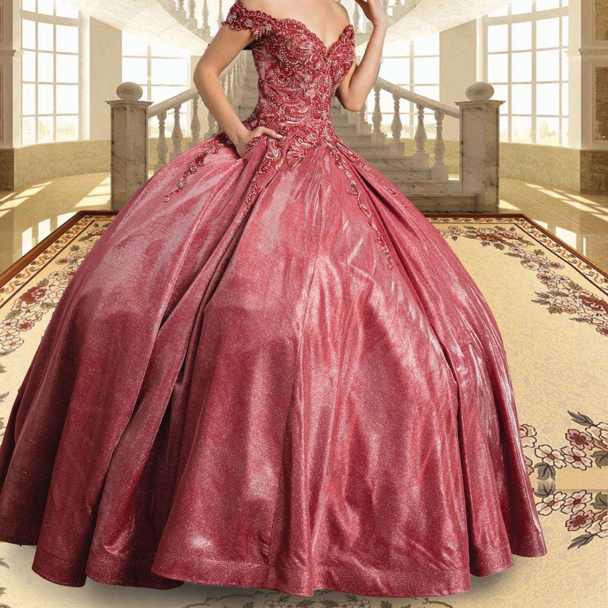 (LIVE 43) Gowns on, mermaid style, fashionable presence.