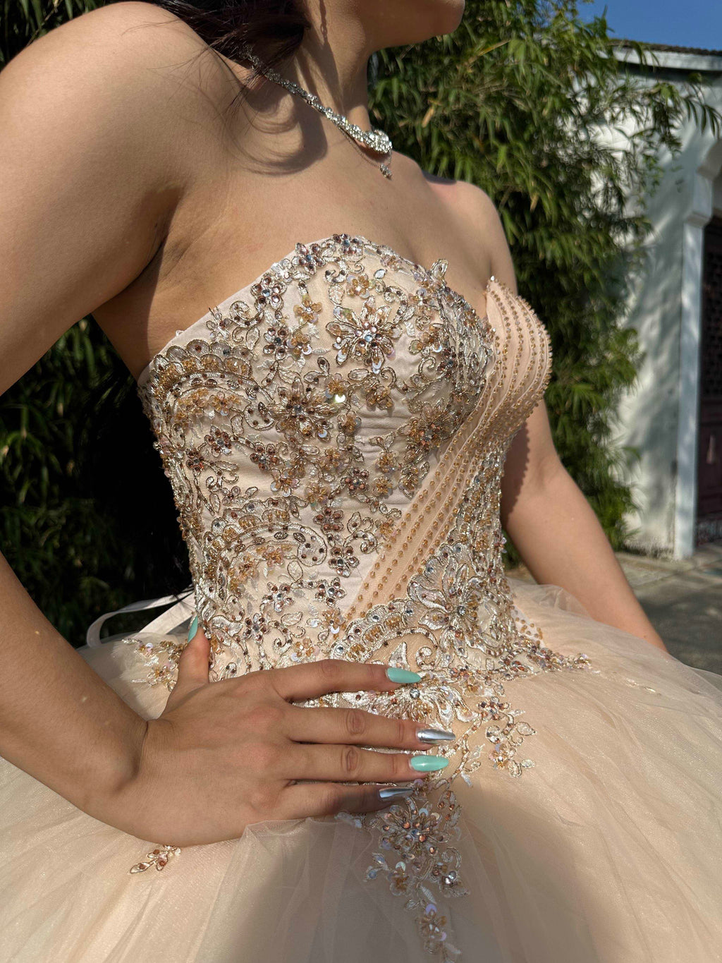 (LIVE 50) Fine gowns, 3D embroidery, weave dreamy tales.