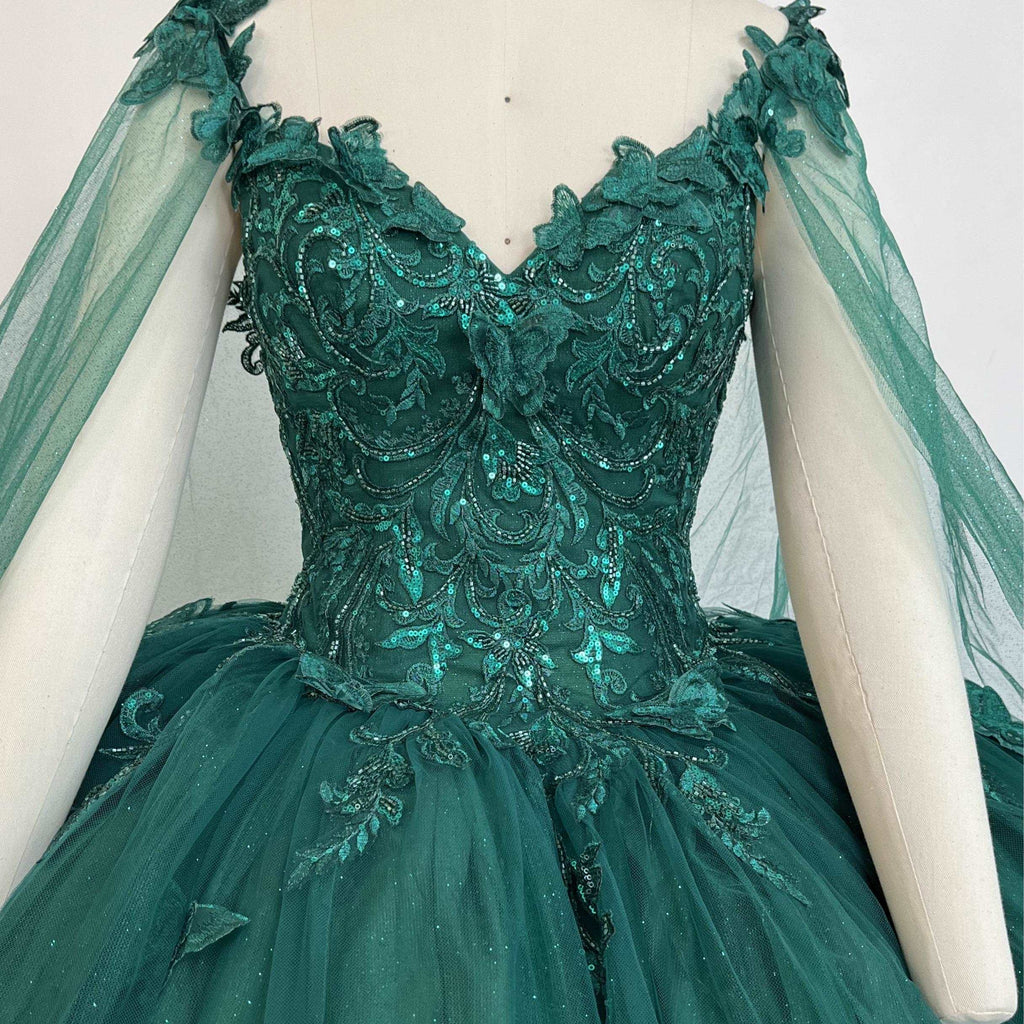 (LIVE 18) Fine gowns, 3D embroidery, weave dreamy tales.