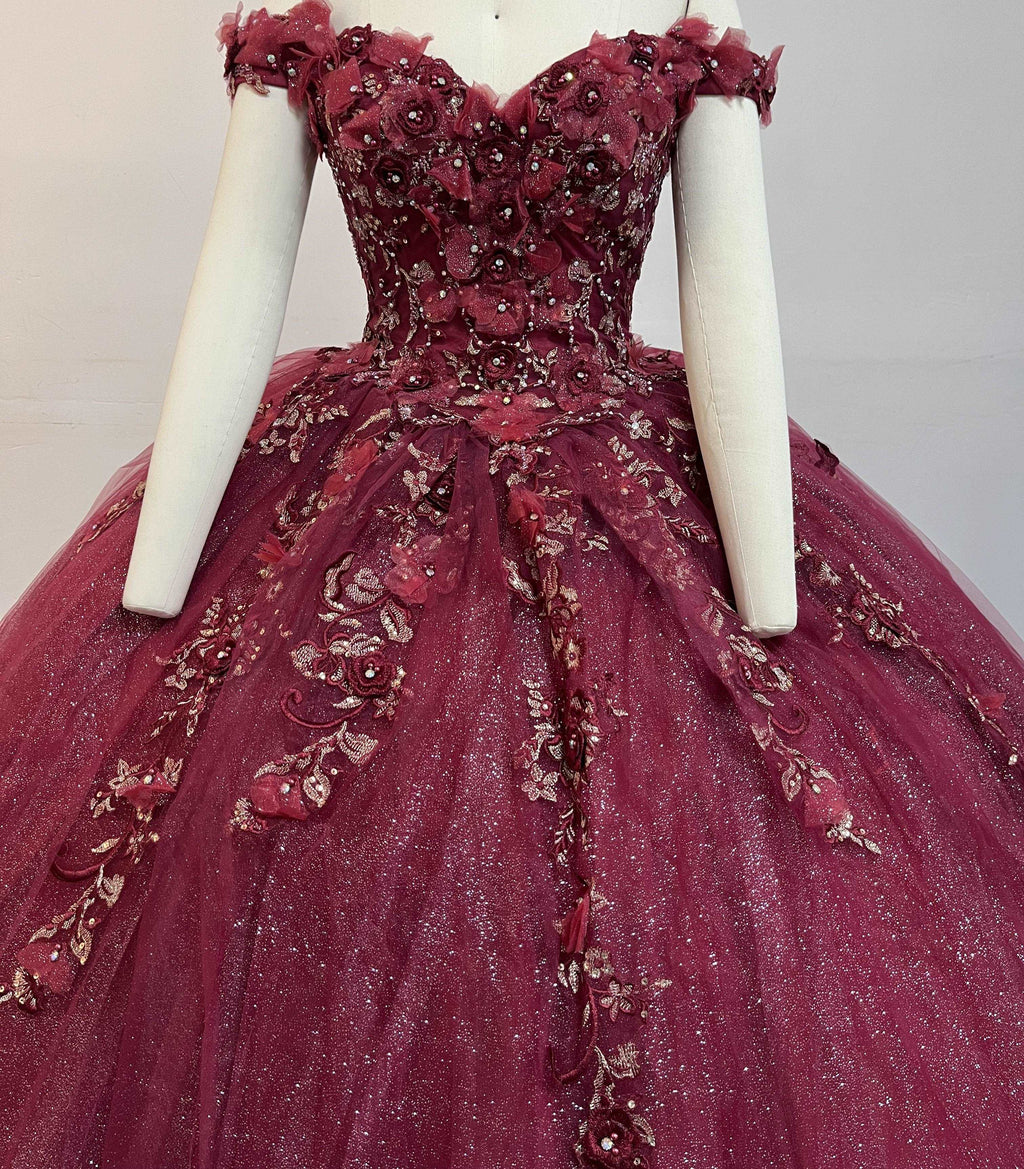 (LIVE 14) Gowns on, mermaid style, fashionable presence.