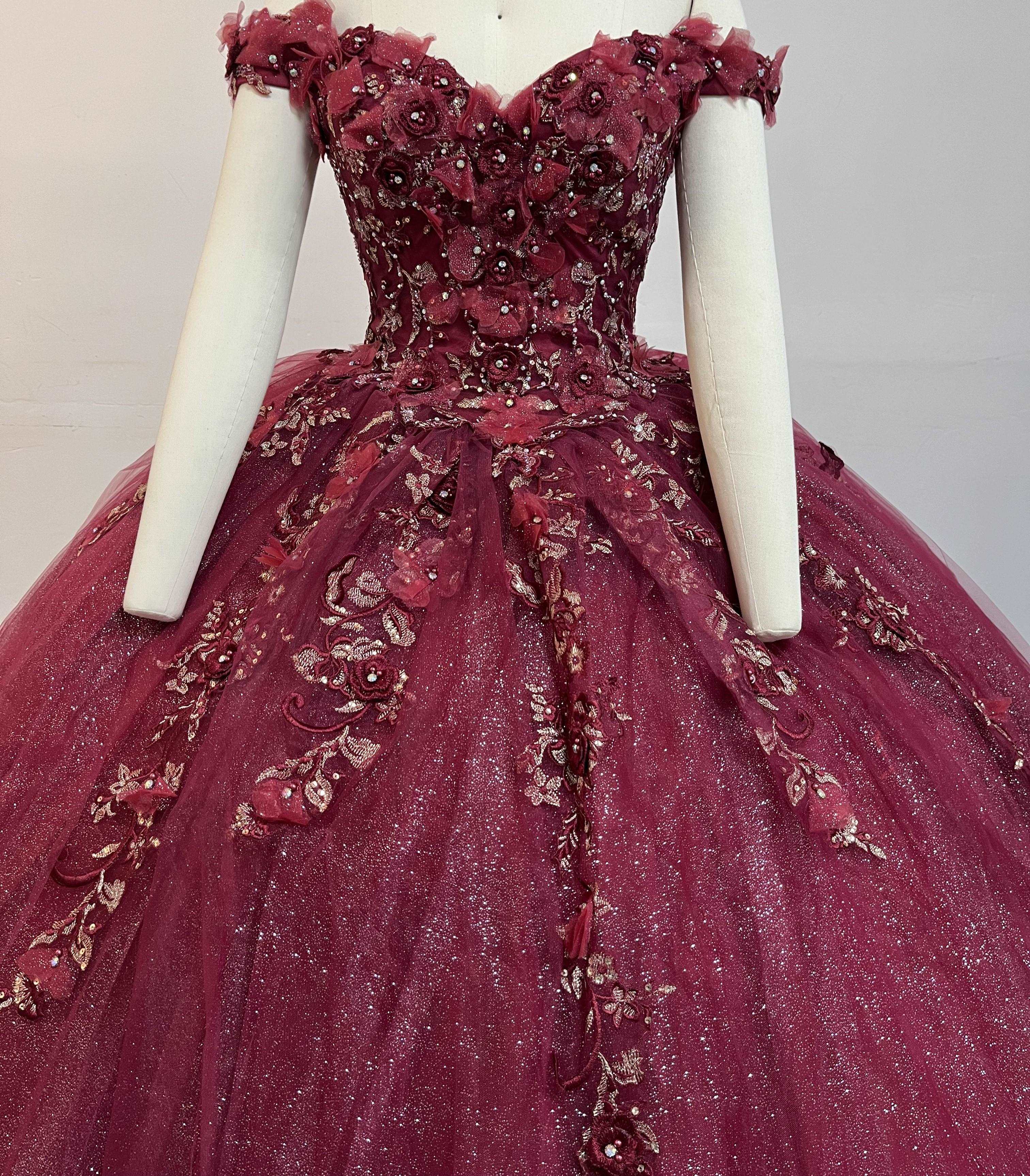 (LIVE 14) Gowns on, mermaid style, fashionable presence.