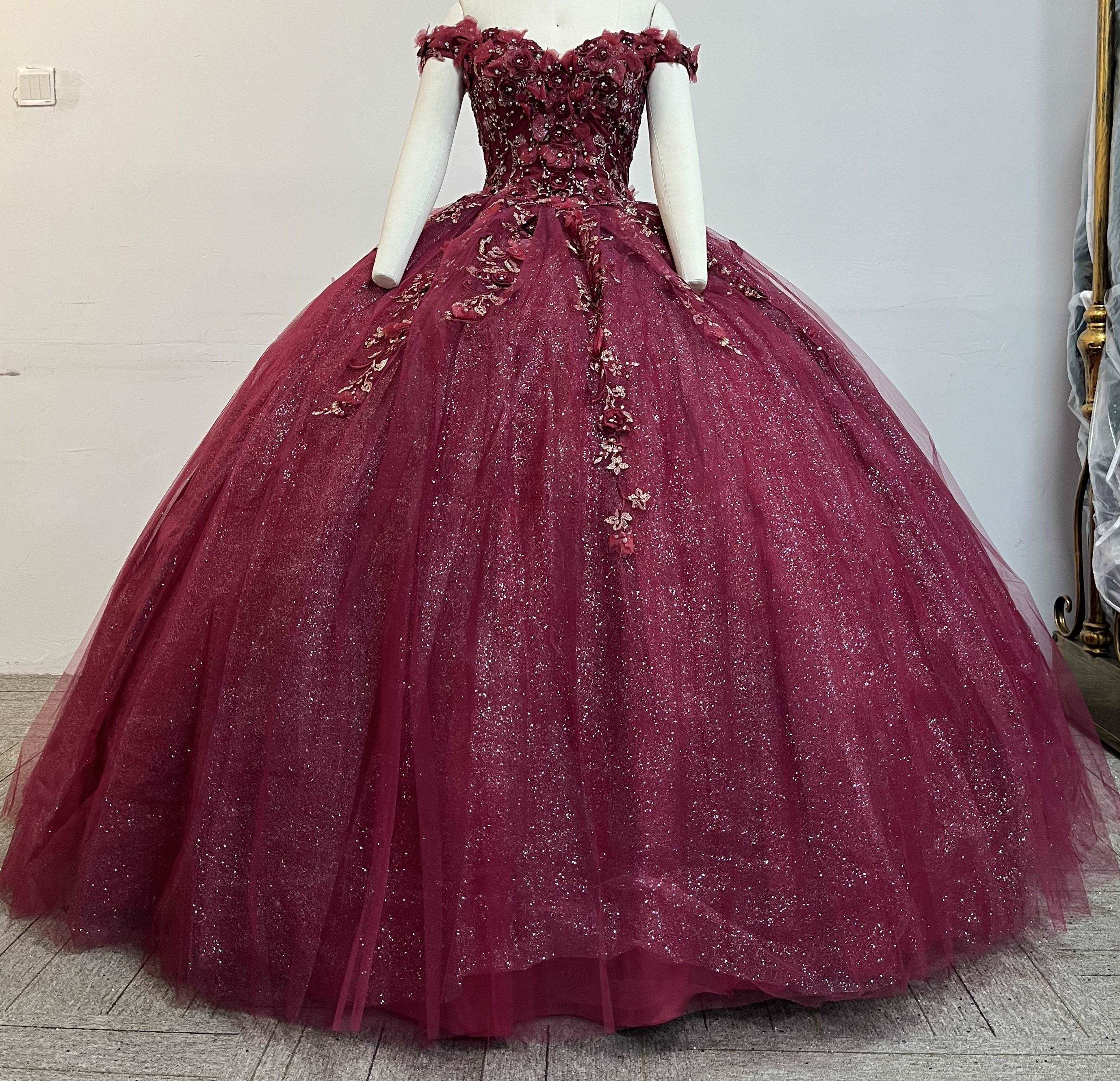 (LIVE 14) Gowns on, mermaid style, fashionable presence.