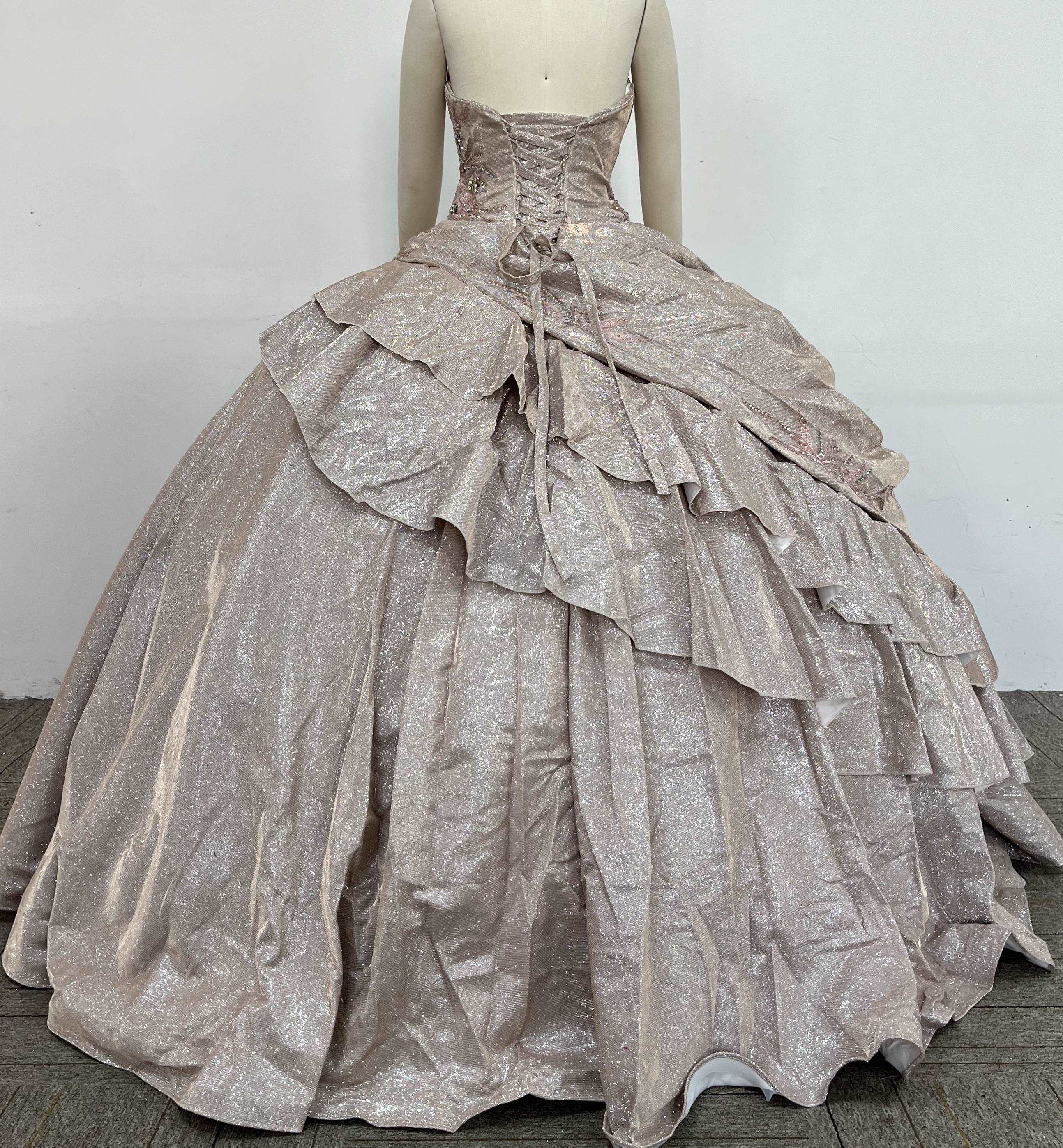 (LIVE 41) A beautiful gown, off-shoulder, reveals noble air.