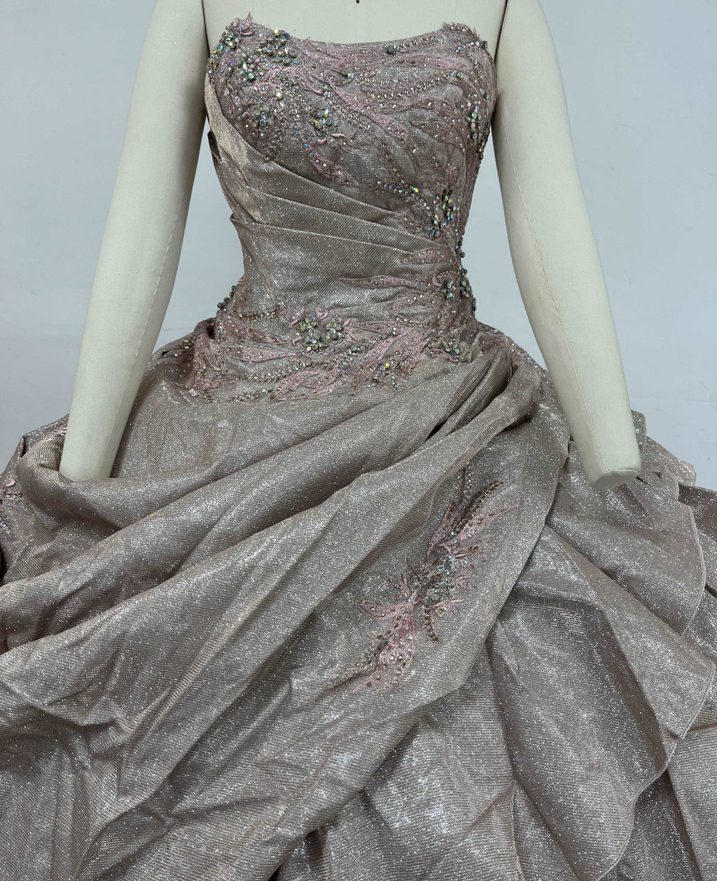 (LIVE 41) A beautiful gown, off-shoulder, reveals noble air.