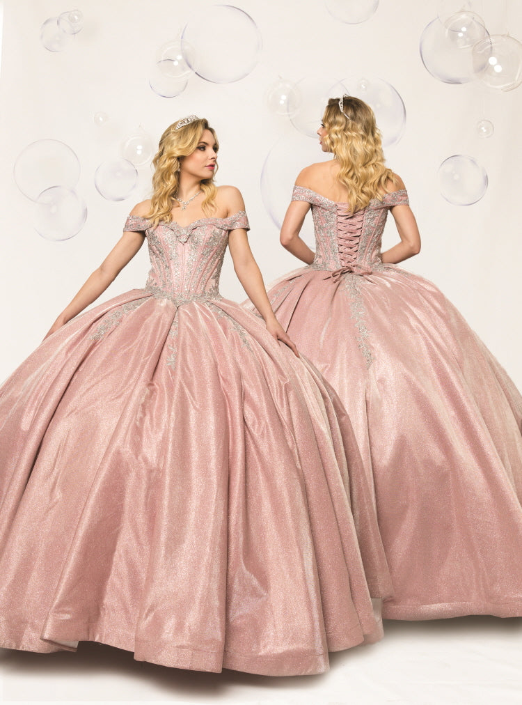 Quinceanera dress with many sequins, dazzling, slim waist, highlighting the graceful figure.
