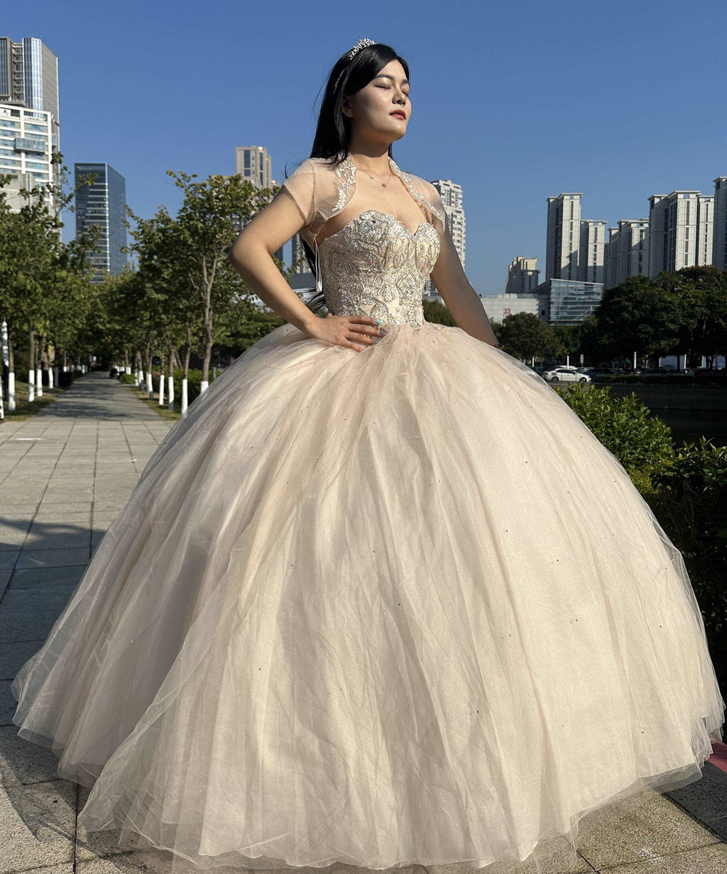 (LIVE 15) Elegant gowns, sparkling jewels, carve unique grace.