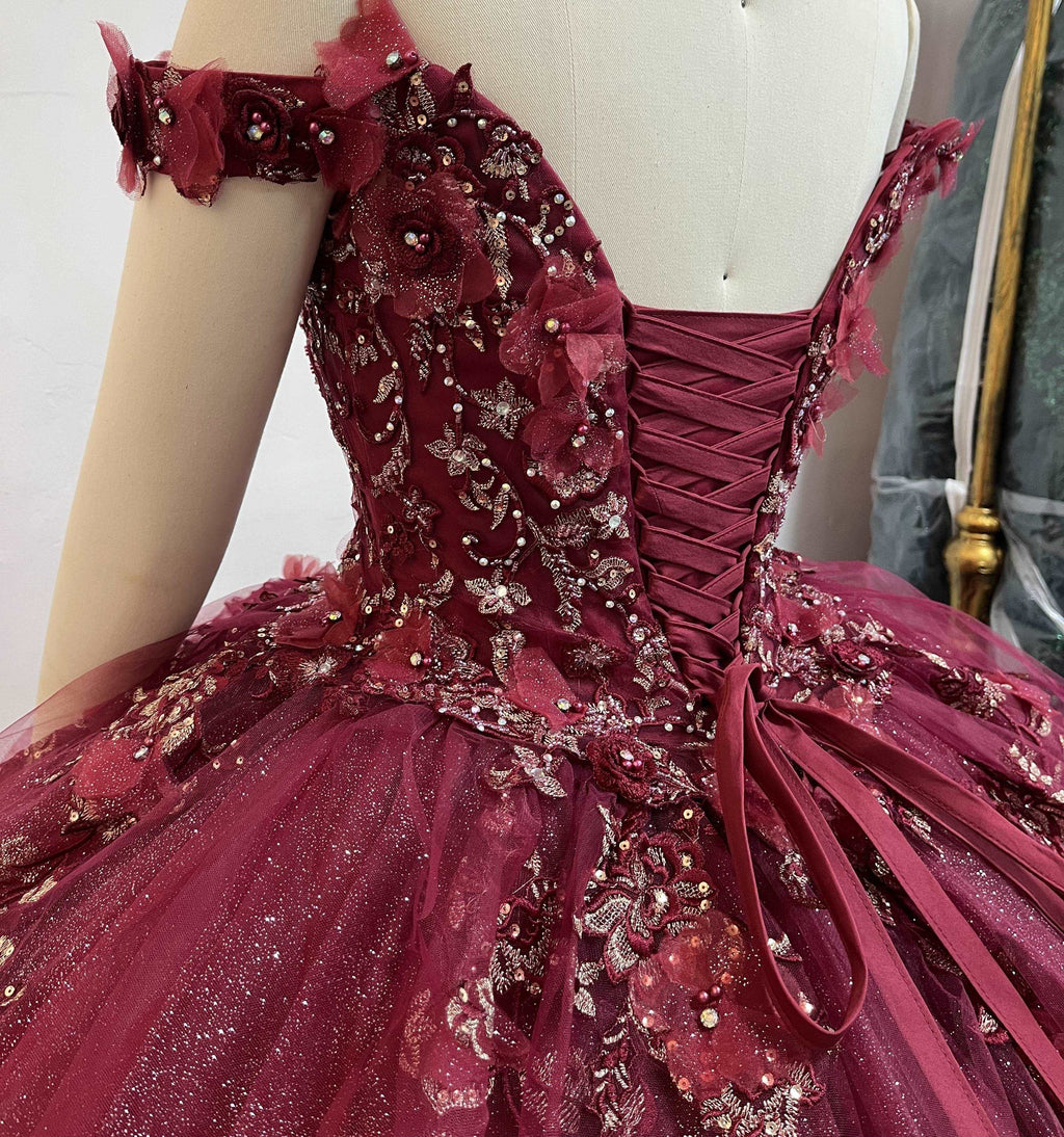 (LIVE 14) Gowns on, mermaid style, fashionable presence.