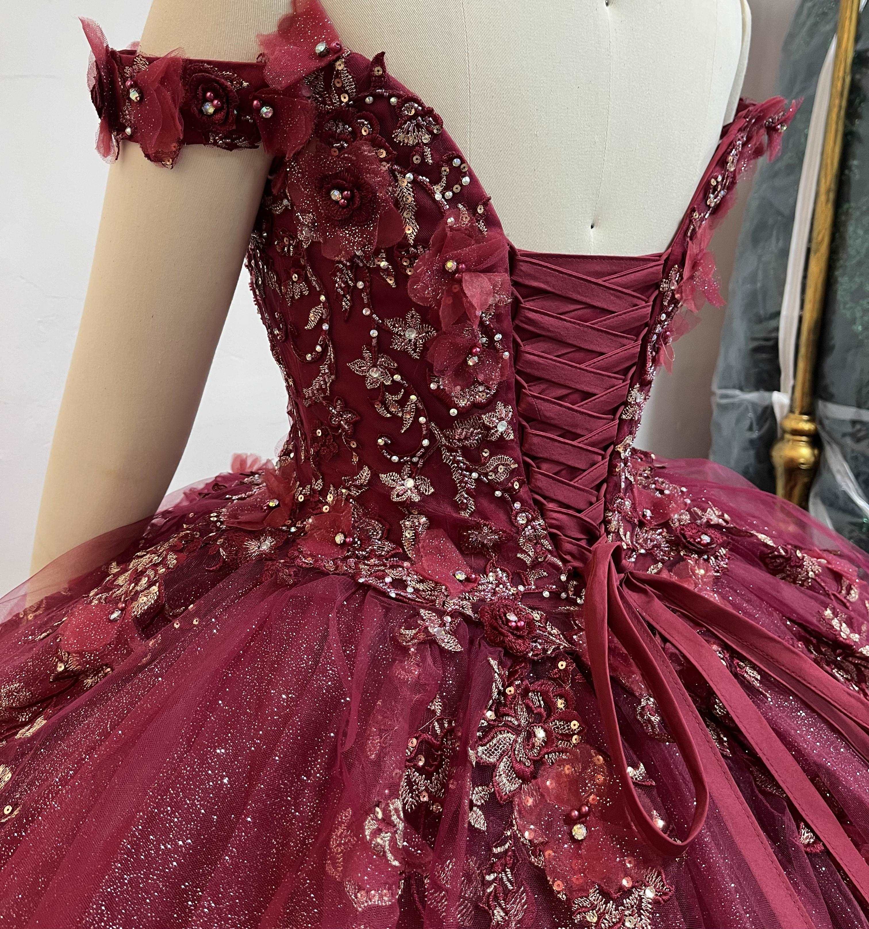 (LIVE 14) Gowns on, mermaid style, fashionable presence.