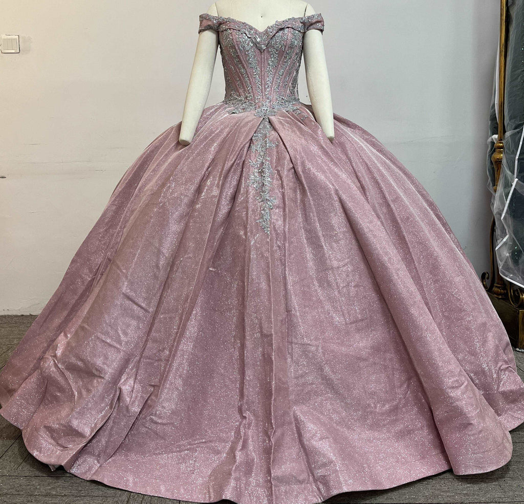 Quinceanera dress with many sequins, dazzling, slim waist, highlighting the graceful figure.