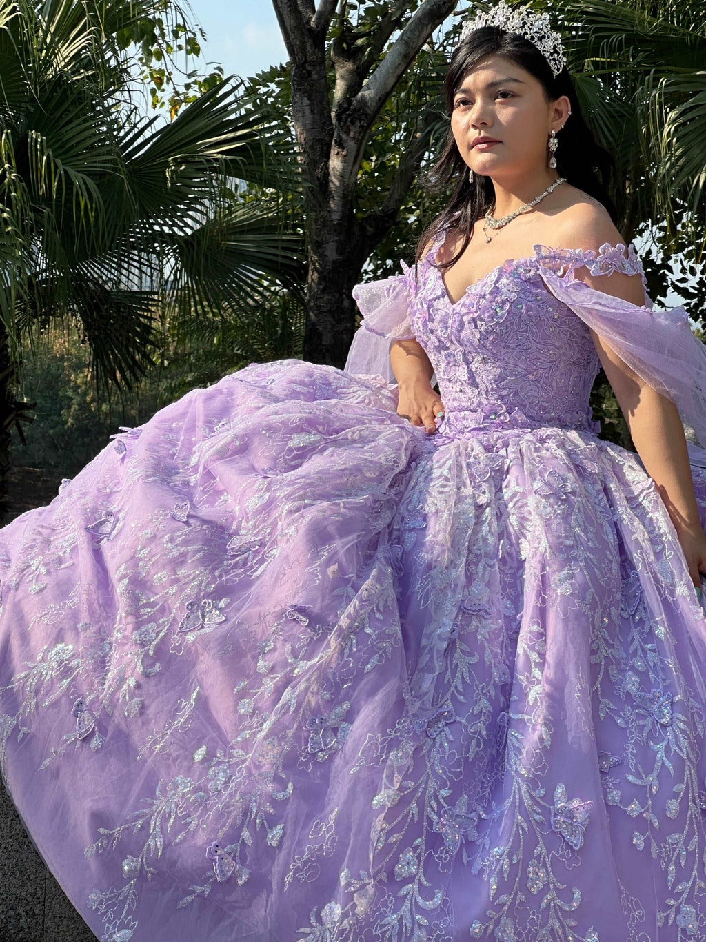 (LIVE 25) Fine gowns, 3D embroidery, weave dreamy tales.