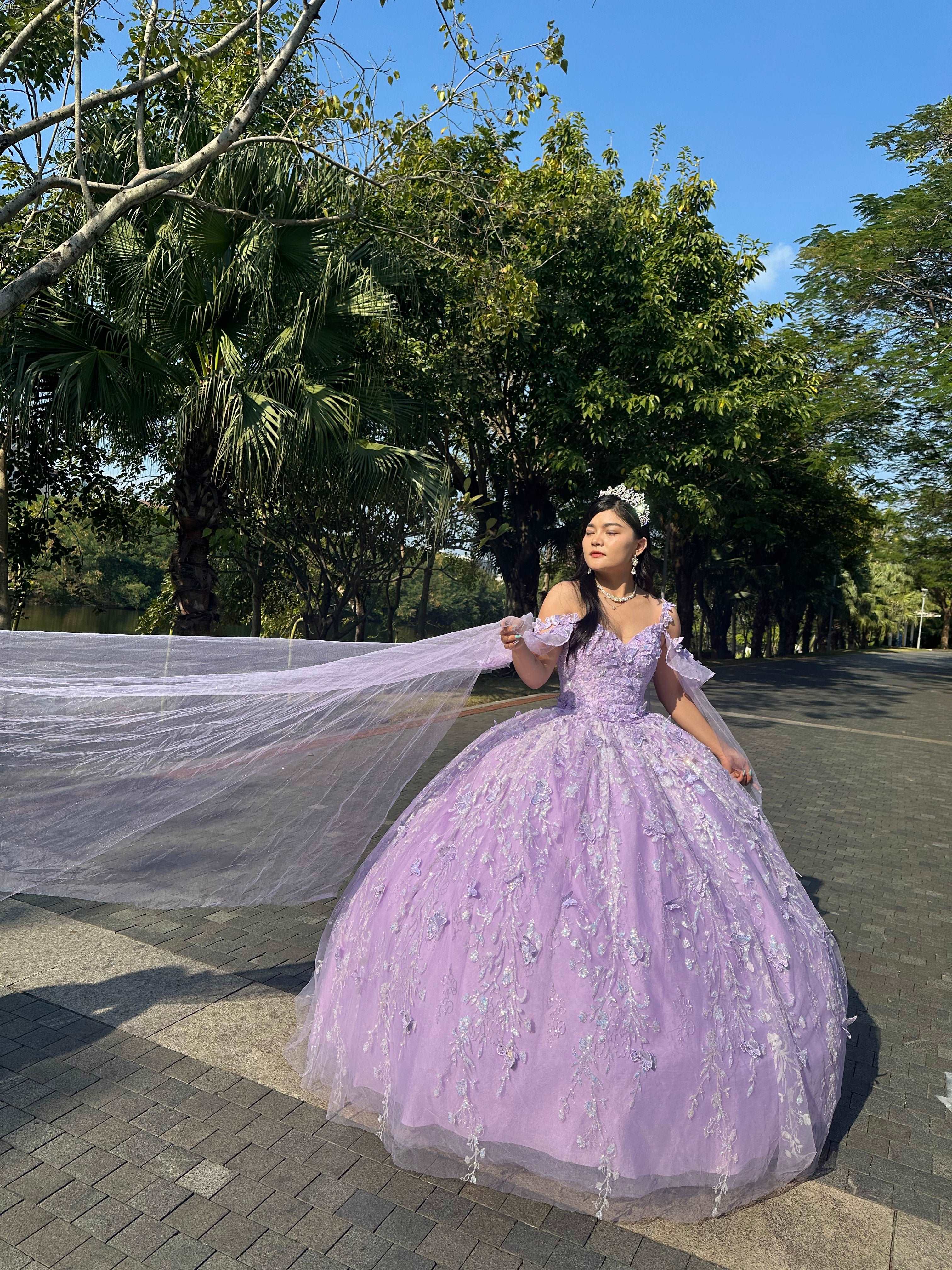 (LIVE 25) Fine gowns, 3D embroidery, weave dreamy tales.