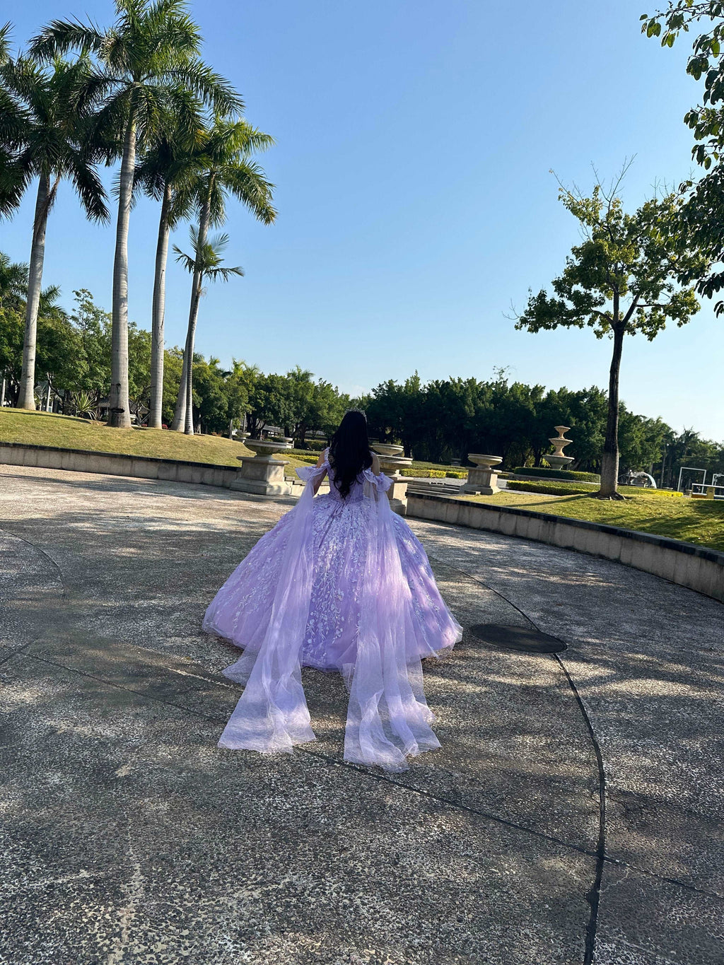 (LIVE 25) Fine gowns, 3D embroidery, weave dreamy tales.