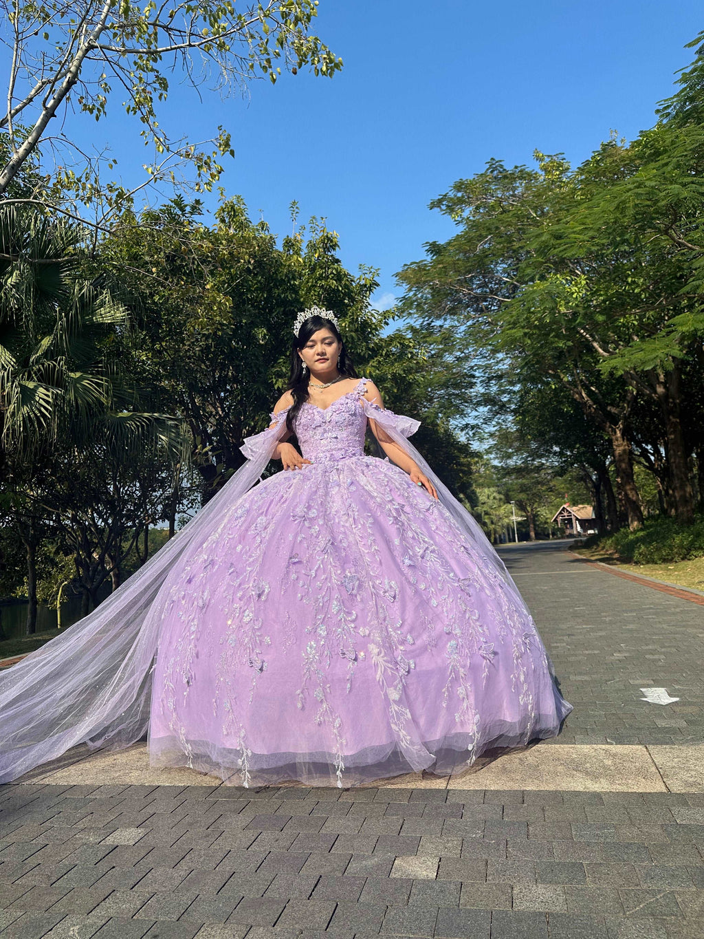 (LIVE 25) Fine gowns, 3D embroidery, weave dreamy tales.