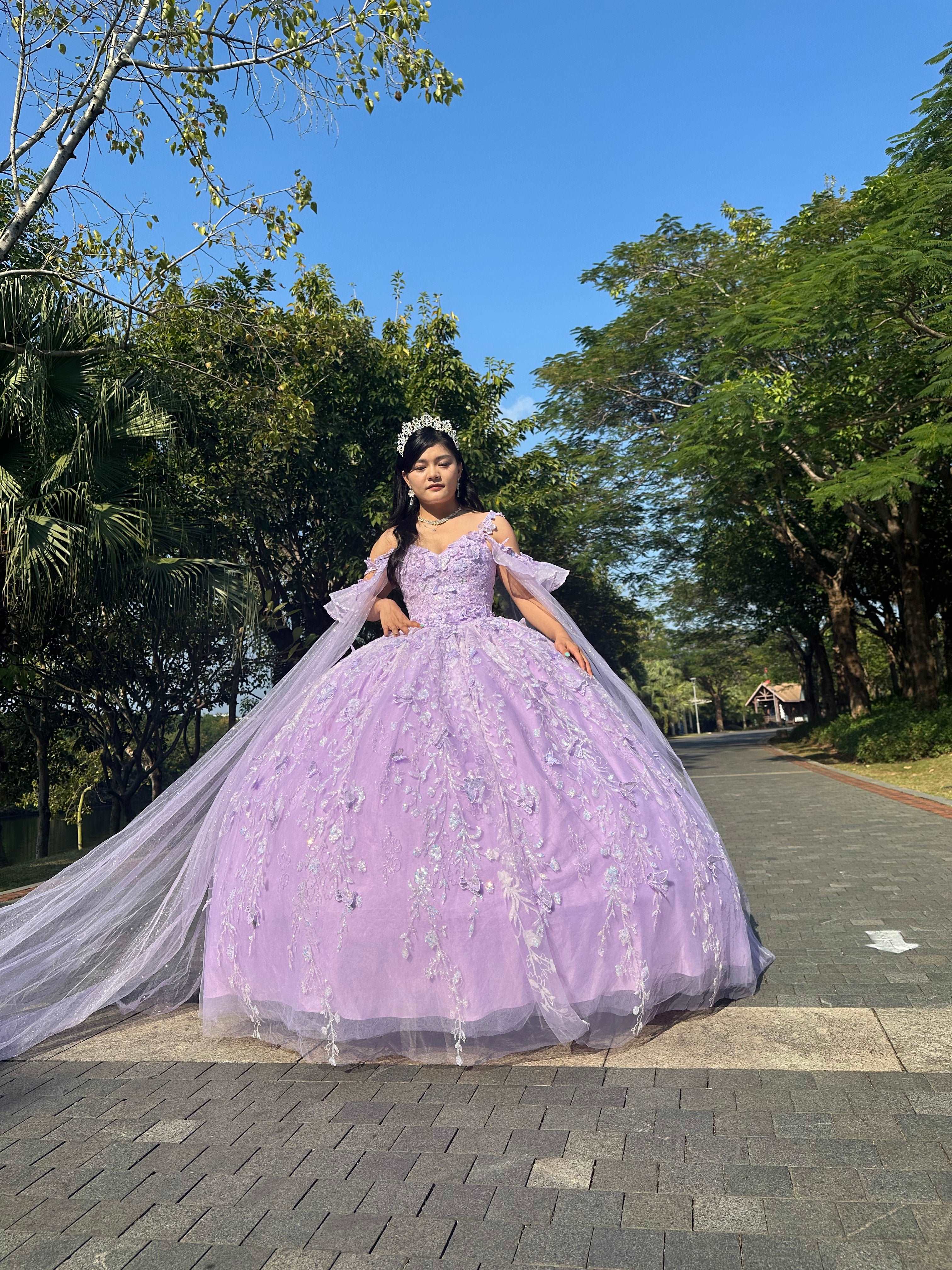 (LIVE 25) Fine gowns, 3D embroidery, weave dreamy tales.