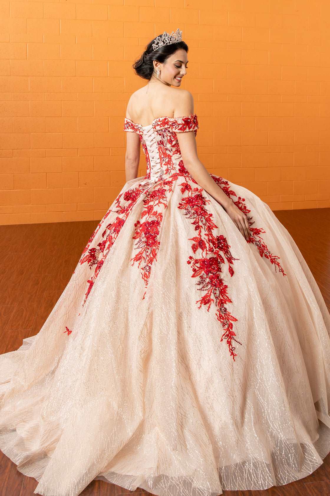 (LIVE 5) Beautiful Quinceanera Dress with Tulle and Embroidery - Elegant Off-Shoulder Design for Special Occasions