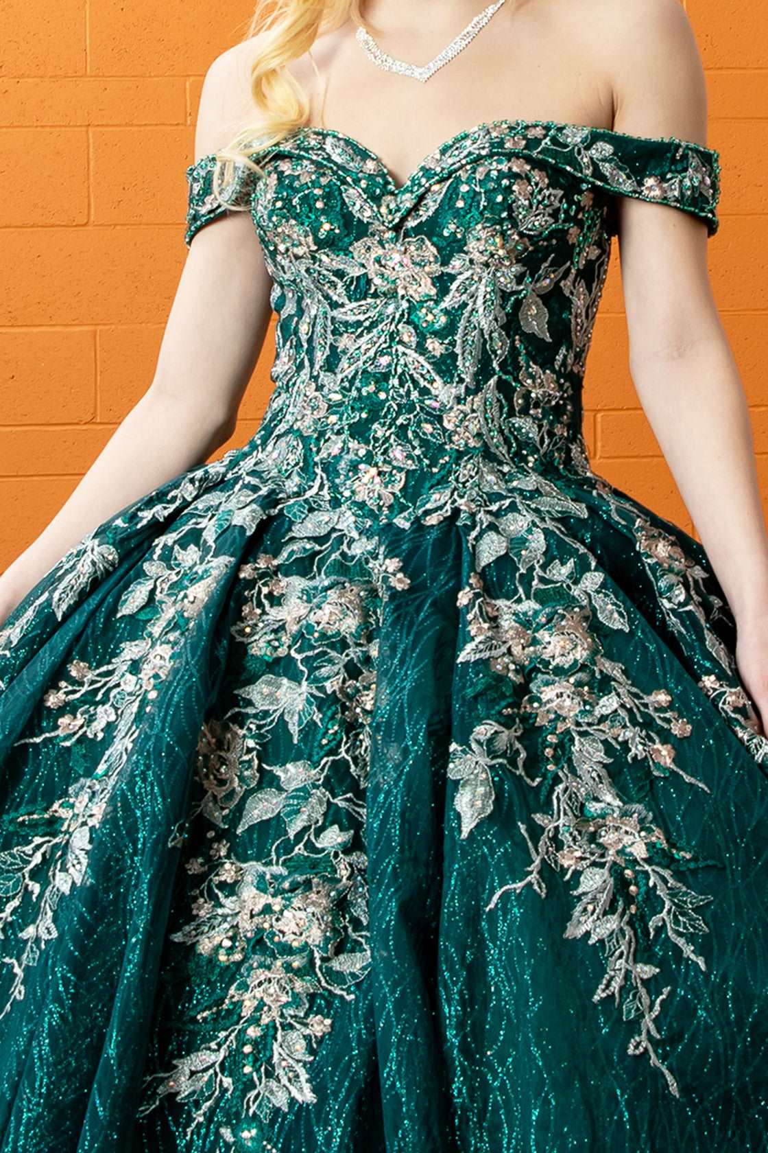 (LIVE 5) Beautiful Quinceanera Dress with Tulle and Embroidery - Elegant Off-Shoulder Design for Special Occasions