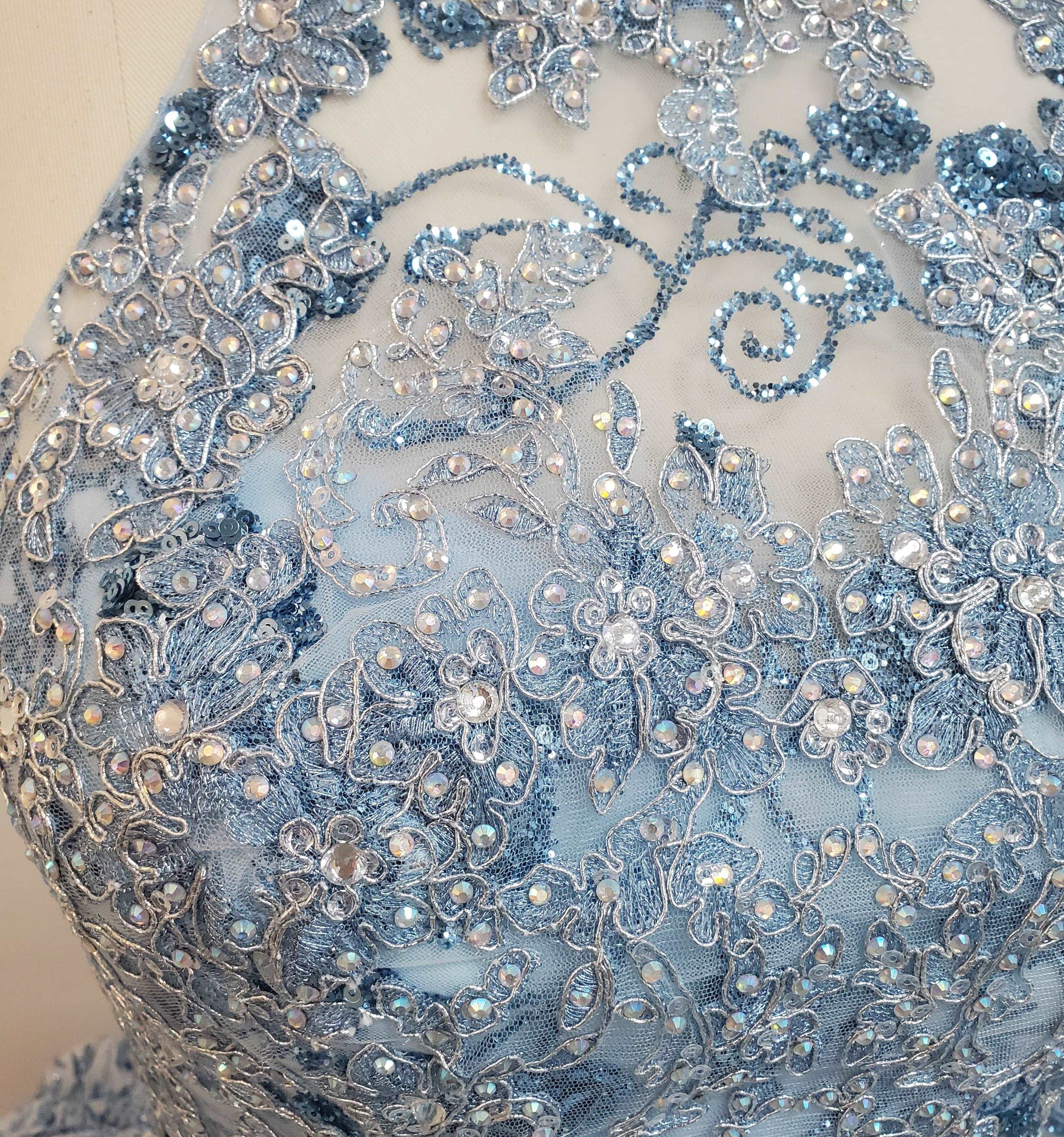 (LIVE 16) Gowns on, mermaid style, fashionable presence.