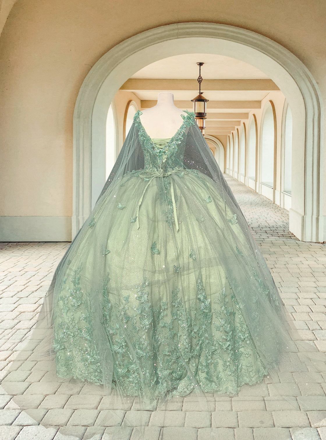 (LIVE 18) Fine gowns, 3D embroidery, weave dreamy tales.