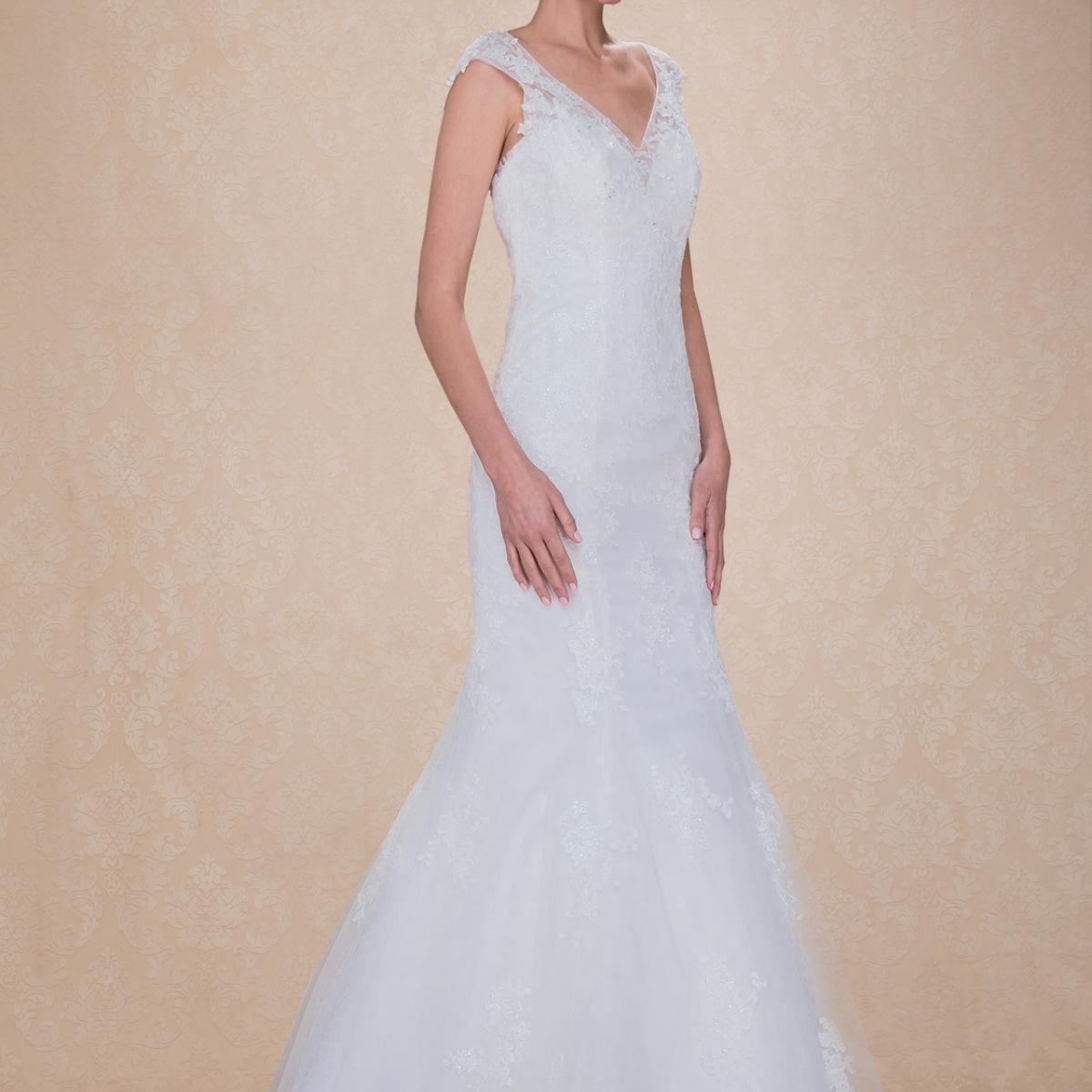 (LIVE 69) A beautiful gown, off-shoulder, reveals noble air.