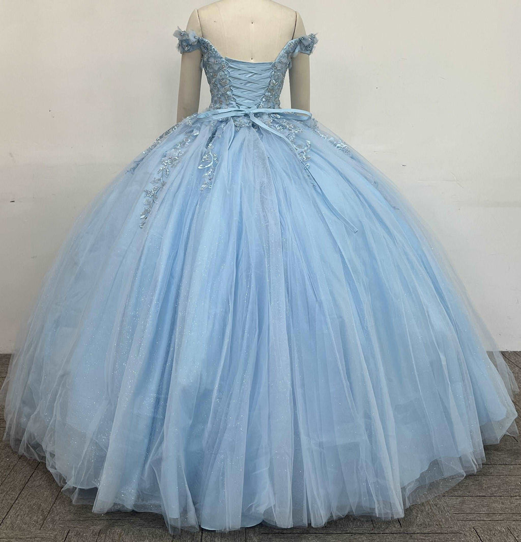 (LIVE 14) Gowns on, mermaid style, fashionable presence.