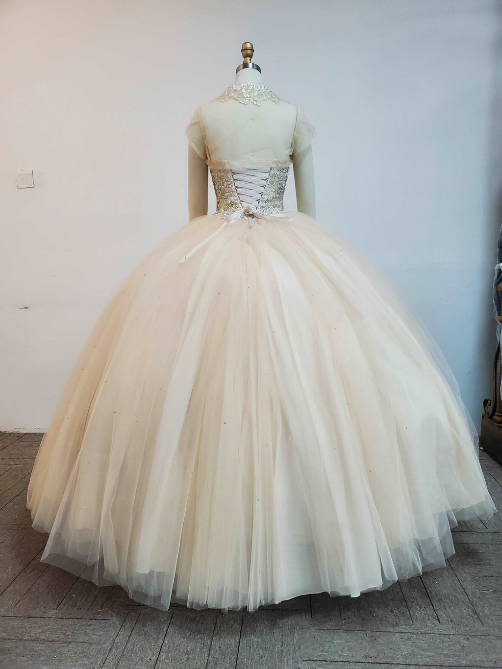 (LIVE 15) Elegant gowns, sparkling jewels, carve unique grace.