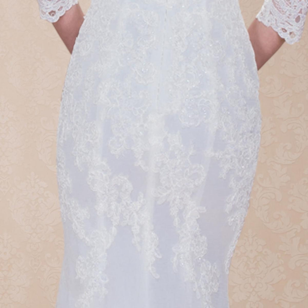 (LIVE 70) A beautiful gown, off-shoulder, reveals noble air.