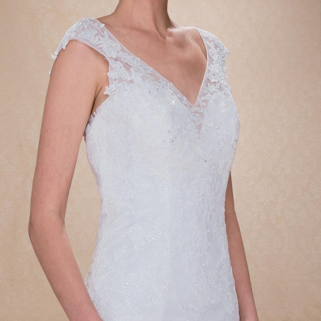 (LIVE 69) A beautiful gown, off-shoulder, reveals noble air.