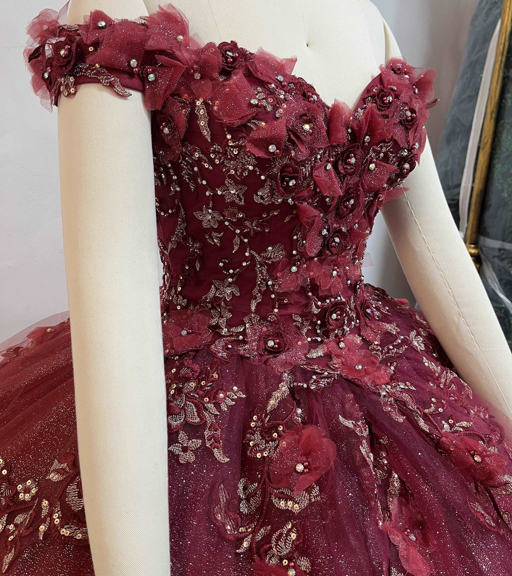 (LIVE 14) Gowns on, mermaid style, fashionable presence.