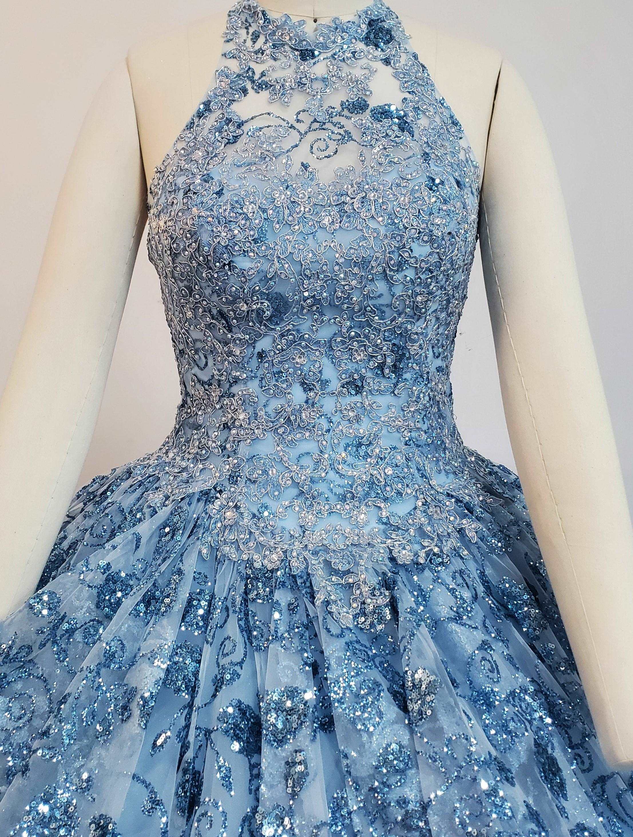 (LIVE 16) Gowns on, mermaid style, fashionable presence.