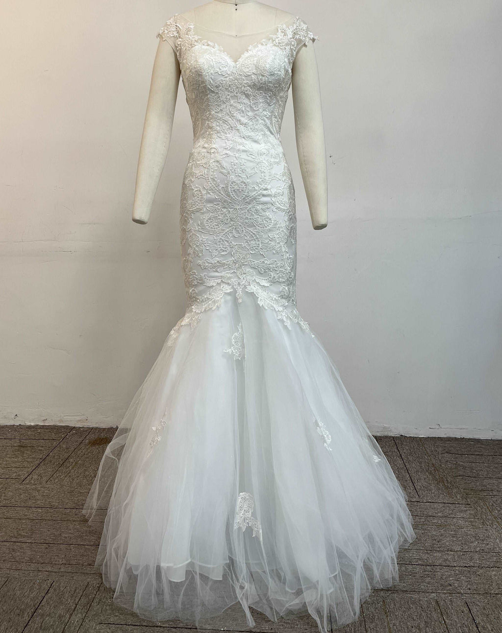 (LIVE 72) Fashionable minimalist handmade embroidered lace wedding dress.