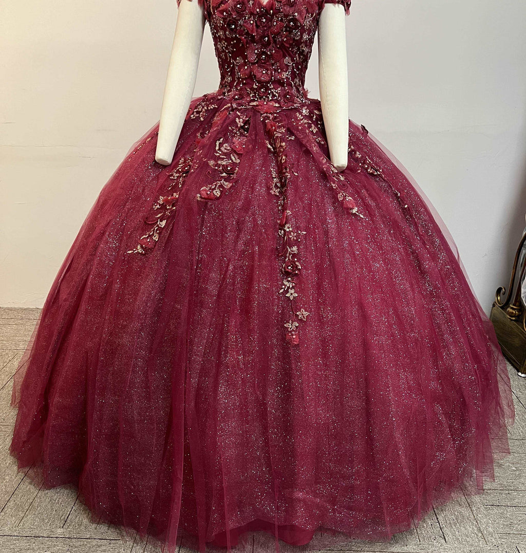 (LIVE 14) Gowns on, mermaid style, fashionable presence.