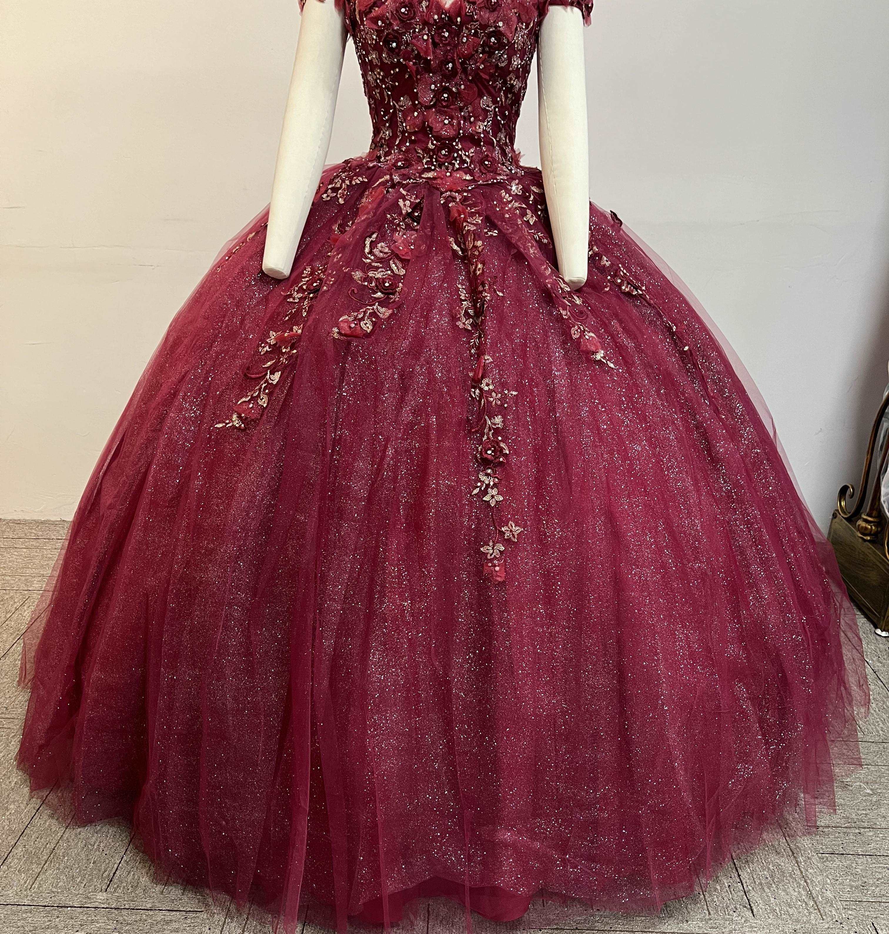 (LIVE 14) Gowns on, mermaid style, fashionable presence.