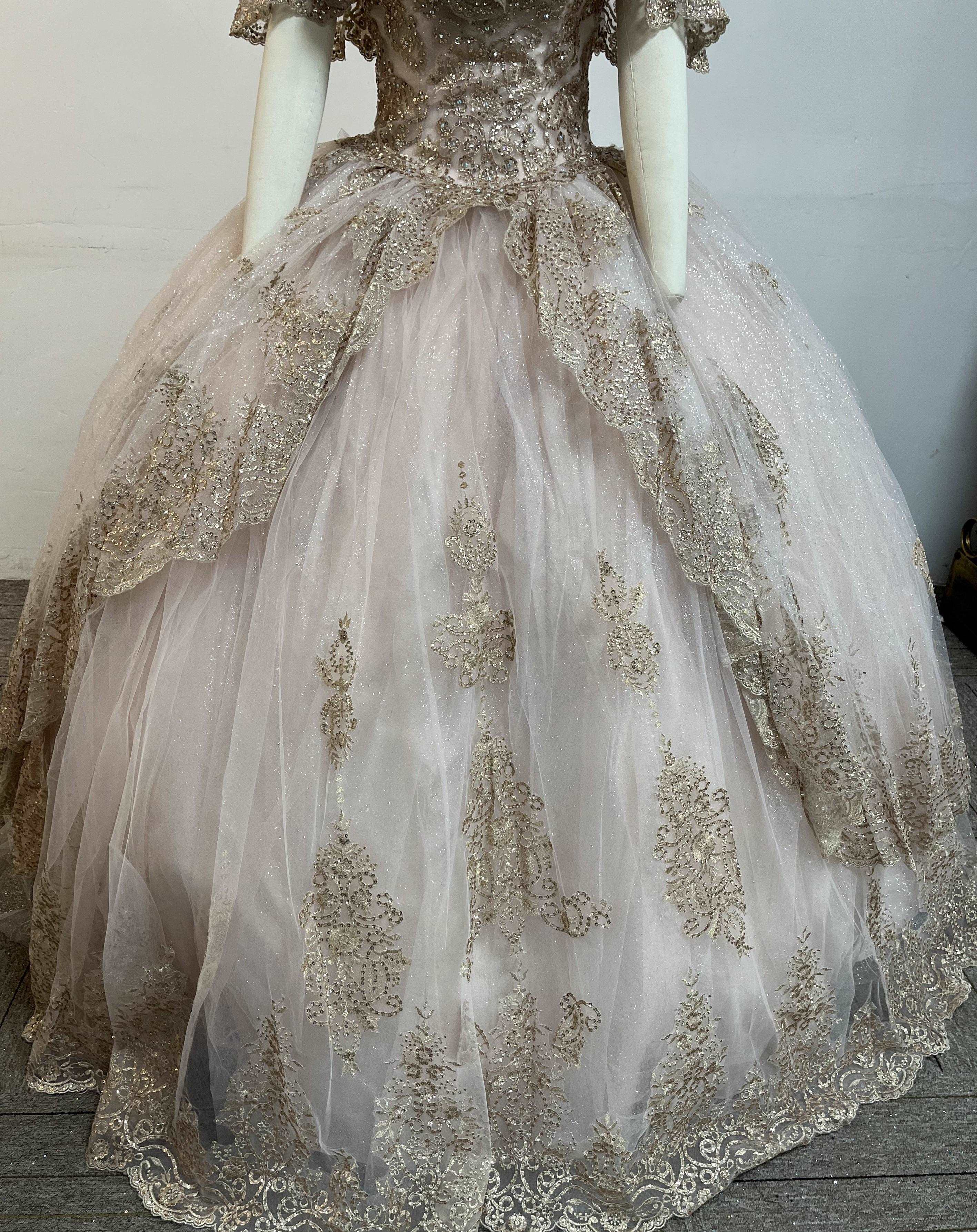 (LIVE 12) Gowns' elegance, simple hues, enhance life's charm.