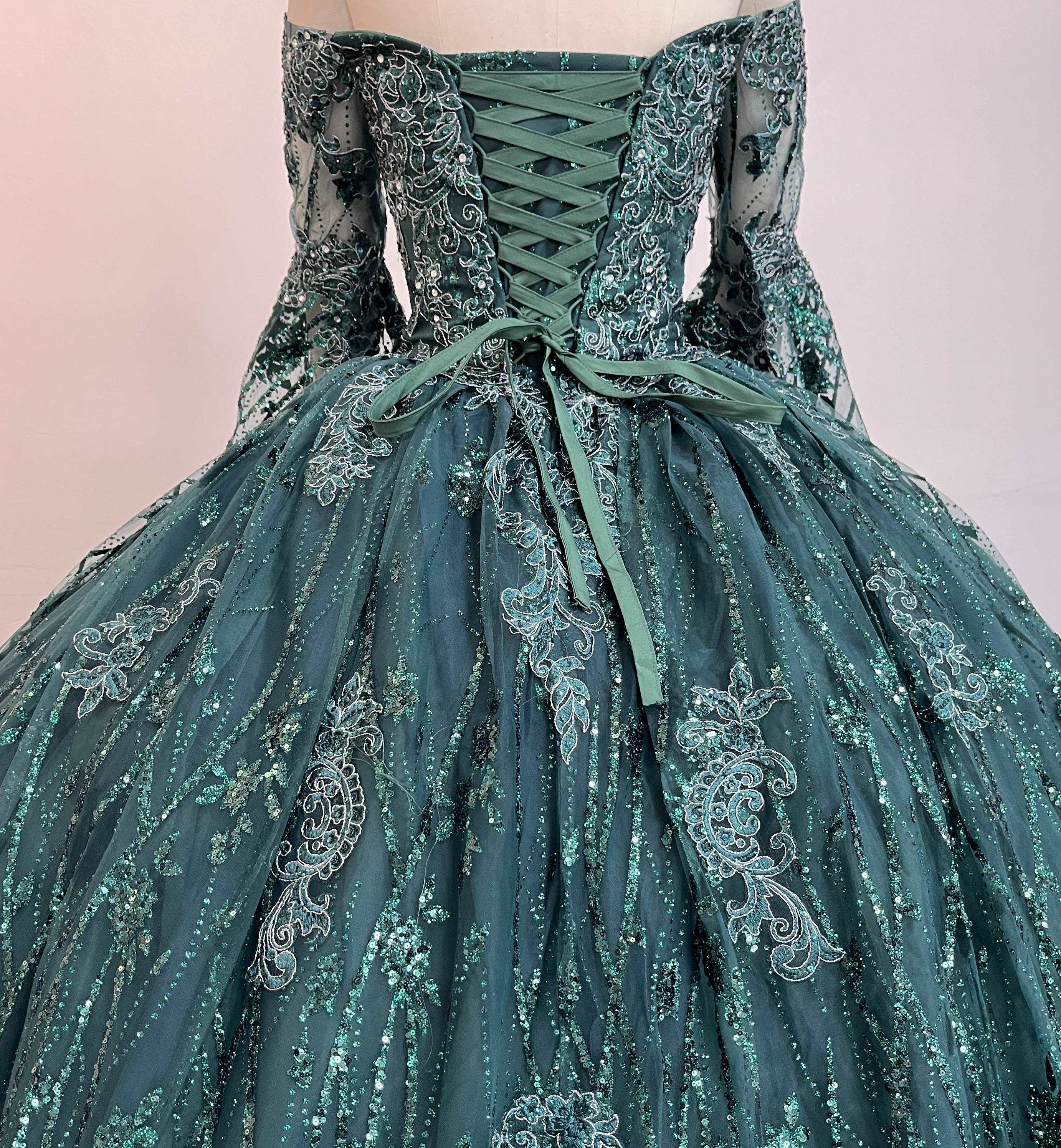 (LIVE 20) Fine gowns, 3D embroidery, weave dreamy tales.