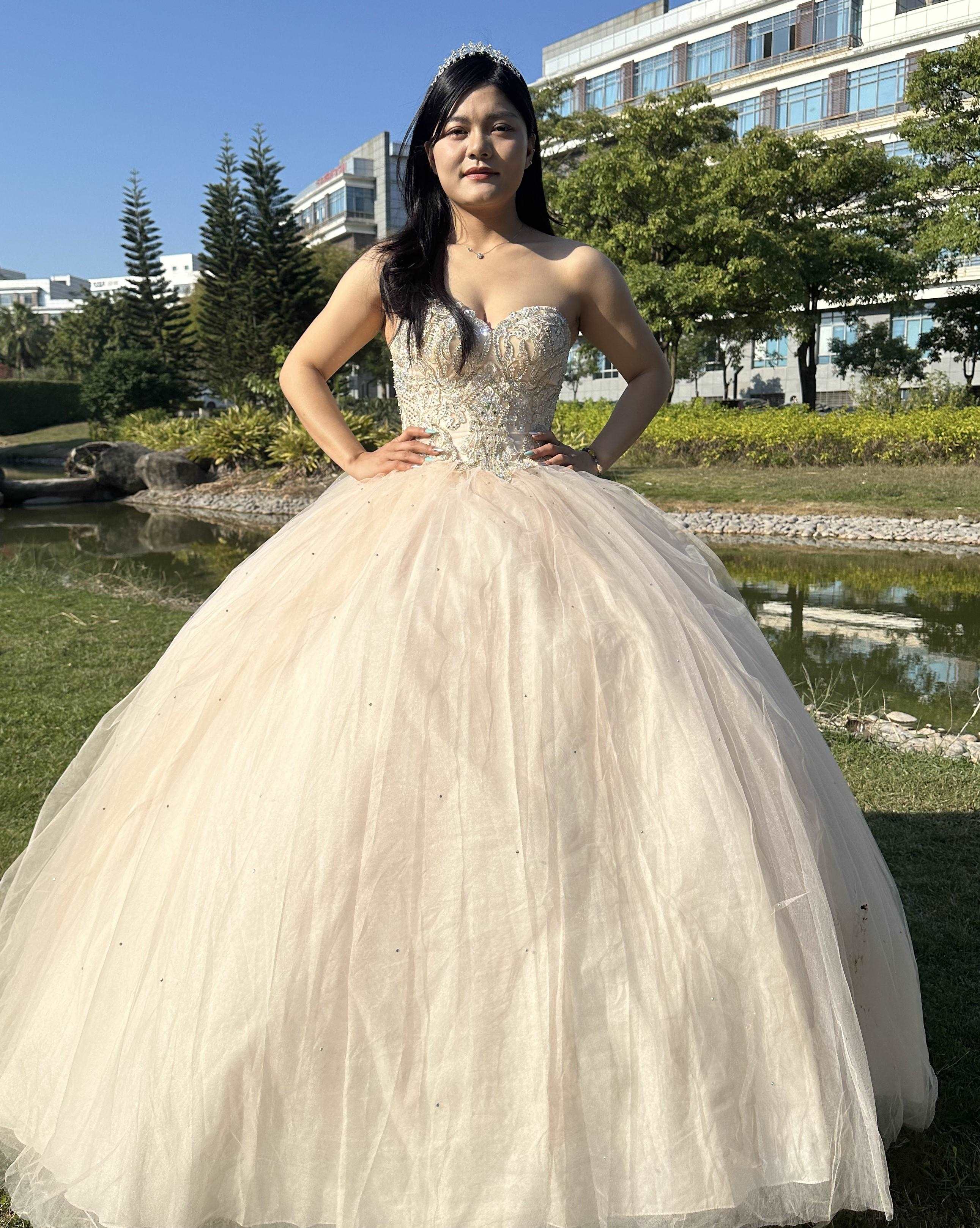 (LIVE 15) Elegant gowns, sparkling jewels, carve unique grace.