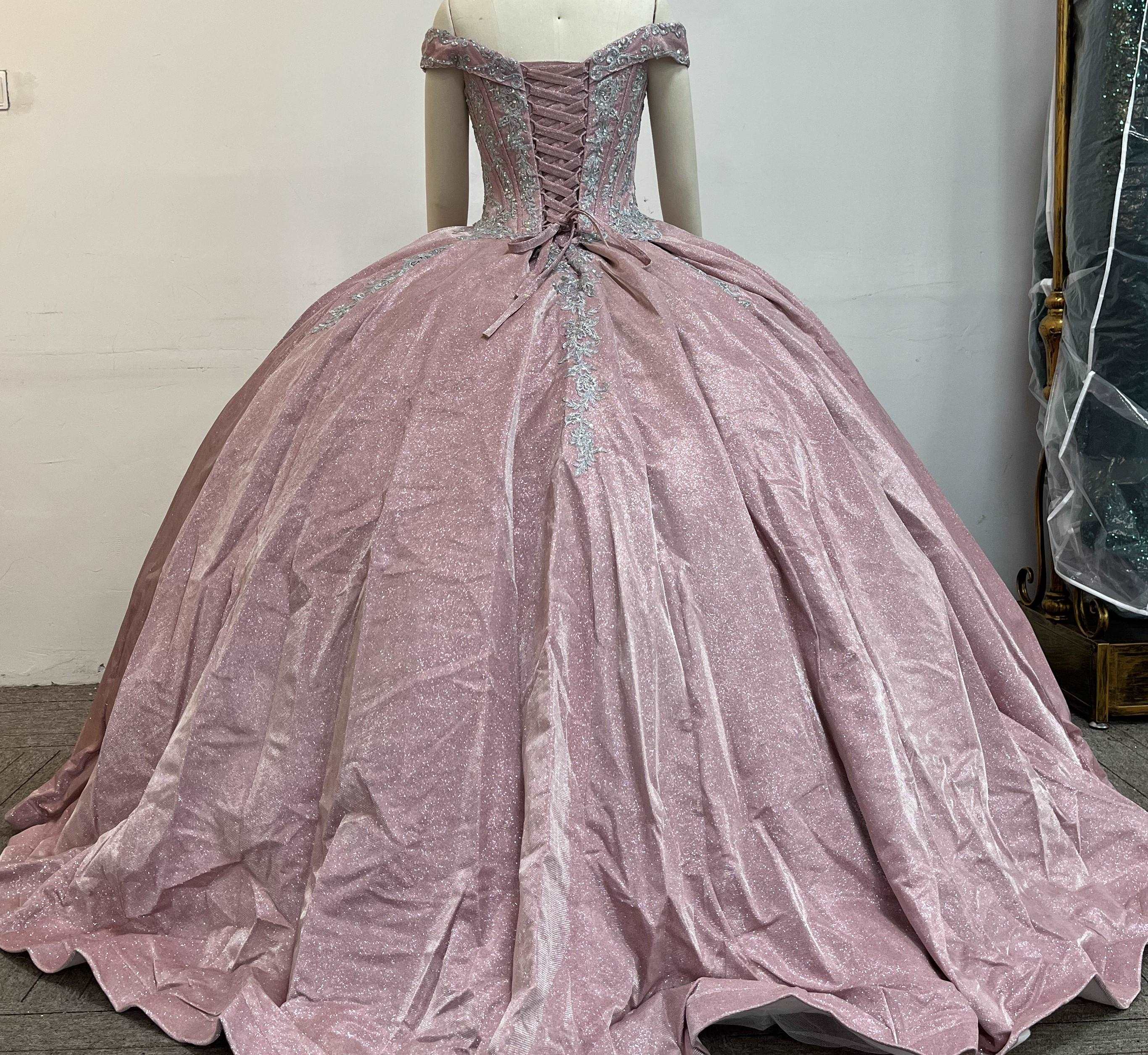 Quinceanera dress with many sequins, dazzling, slim waist, highlighting the graceful figure.