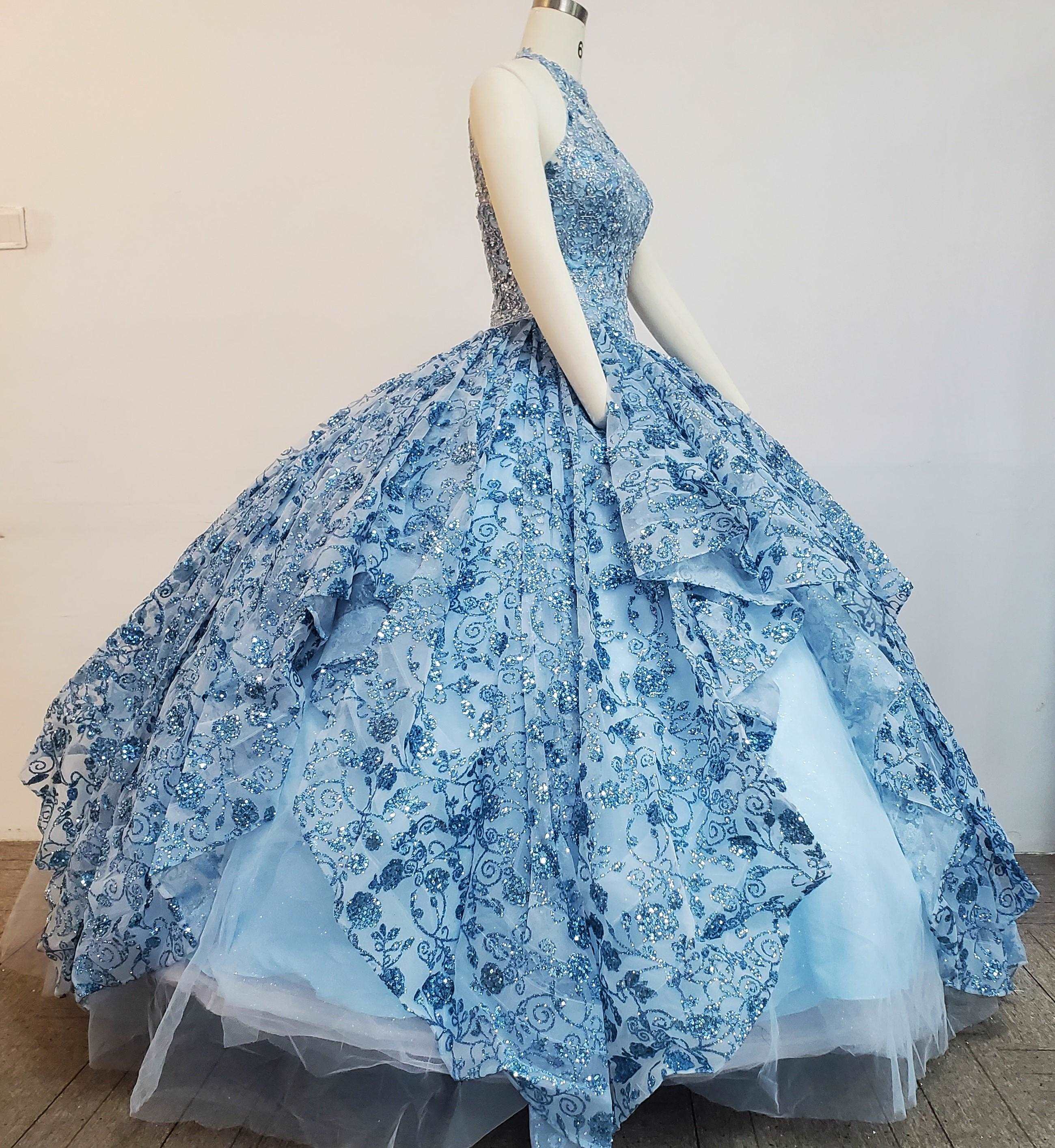 (LIVE 16) Gowns on, mermaid style, fashionable presence.