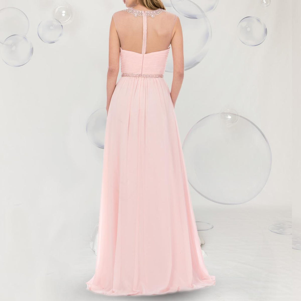 A beautiful gown, off-shoulder, reveals noble air.
