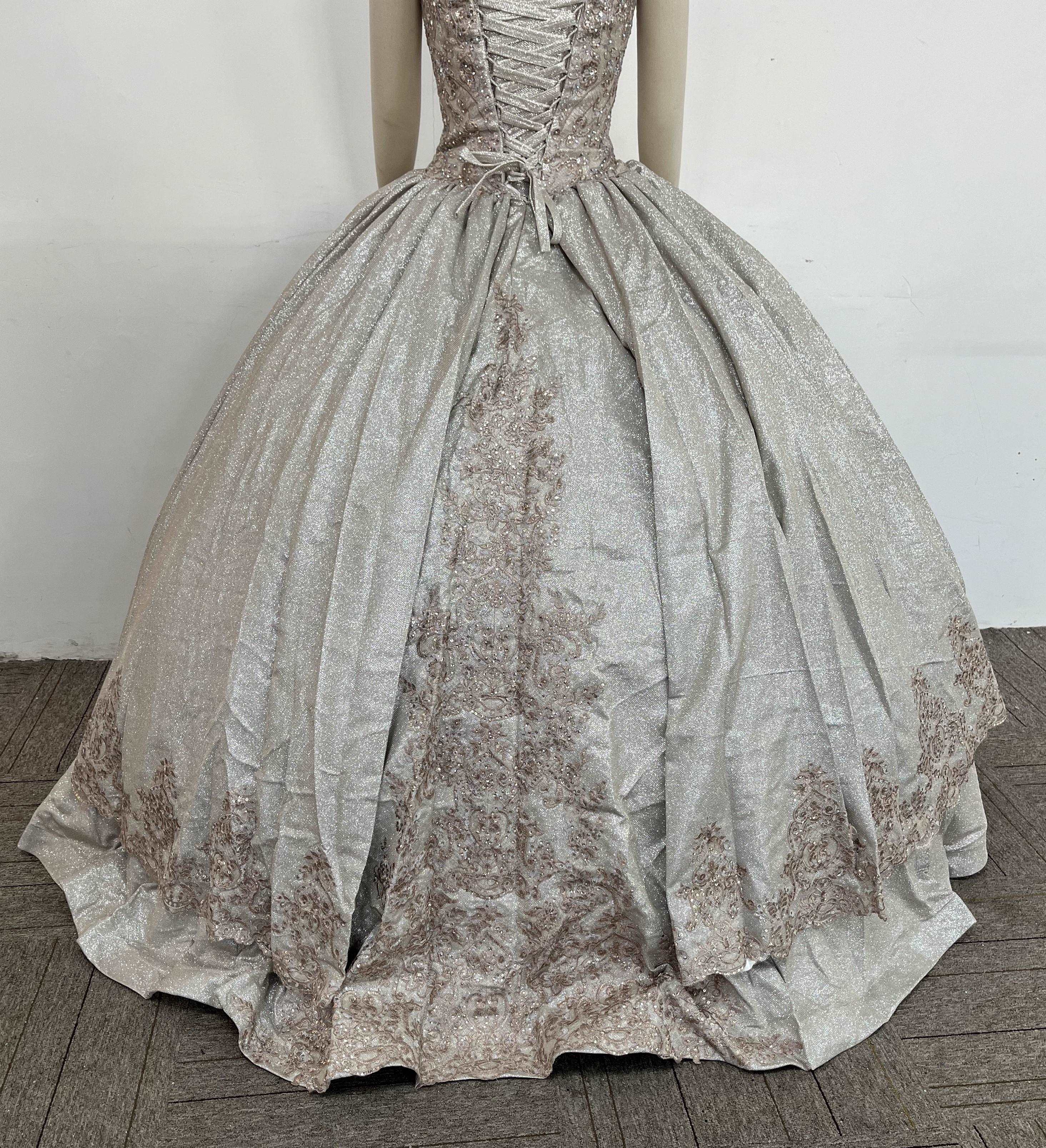 (LIVE 44) Exclusive gowns, silky luxury, stylish journey.