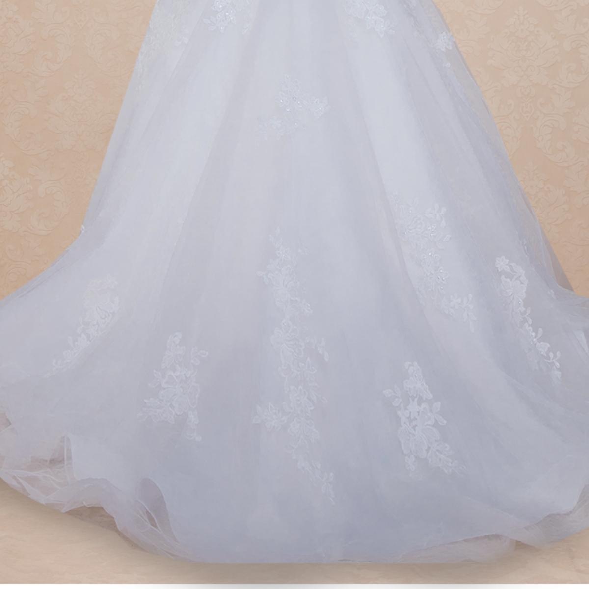 (LIVE 69) A beautiful gown, off-shoulder, reveals noble air.