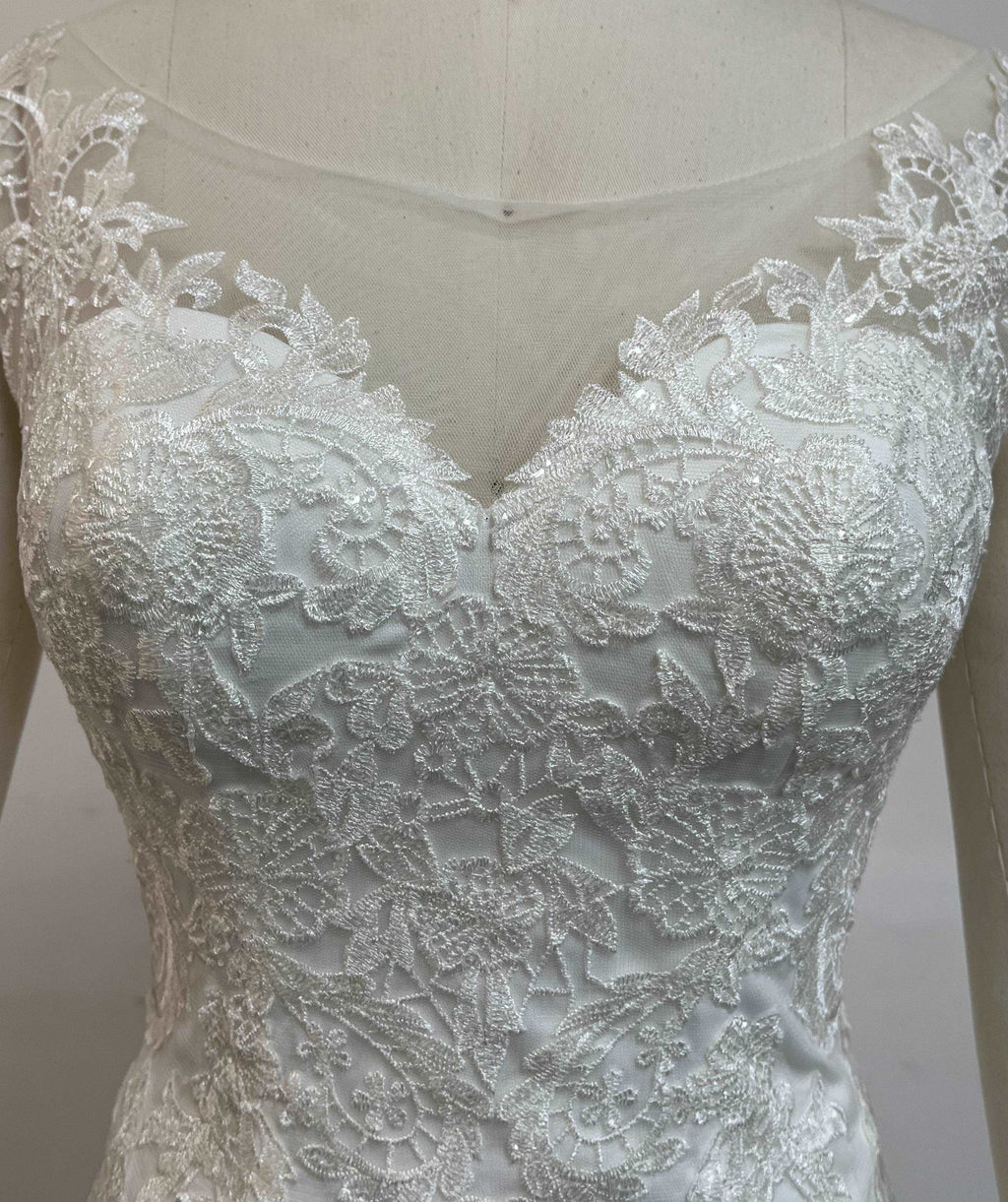 (LIVE 72) Fashionable minimalist handmade embroidered lace wedding dress.