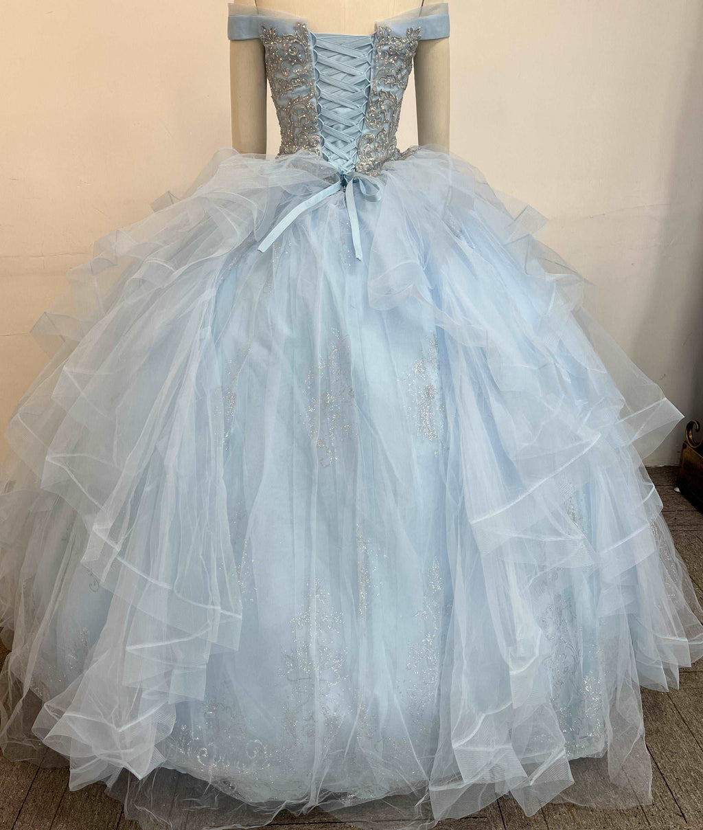 (LIVE 17) Exclusive gowns, silky luxury, stylish journey.