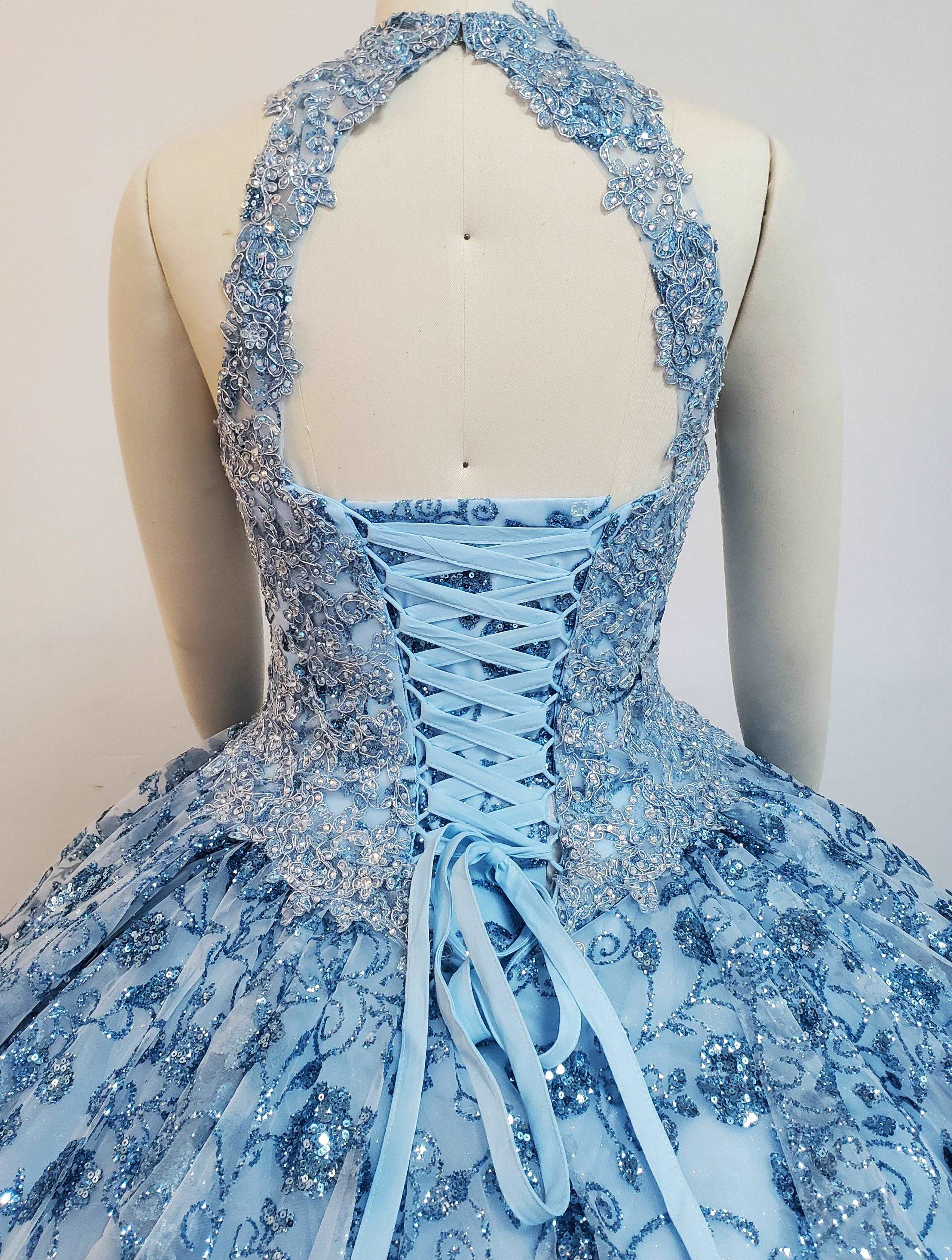 (LIVE 16) Gowns on, mermaid style, fashionable presence.