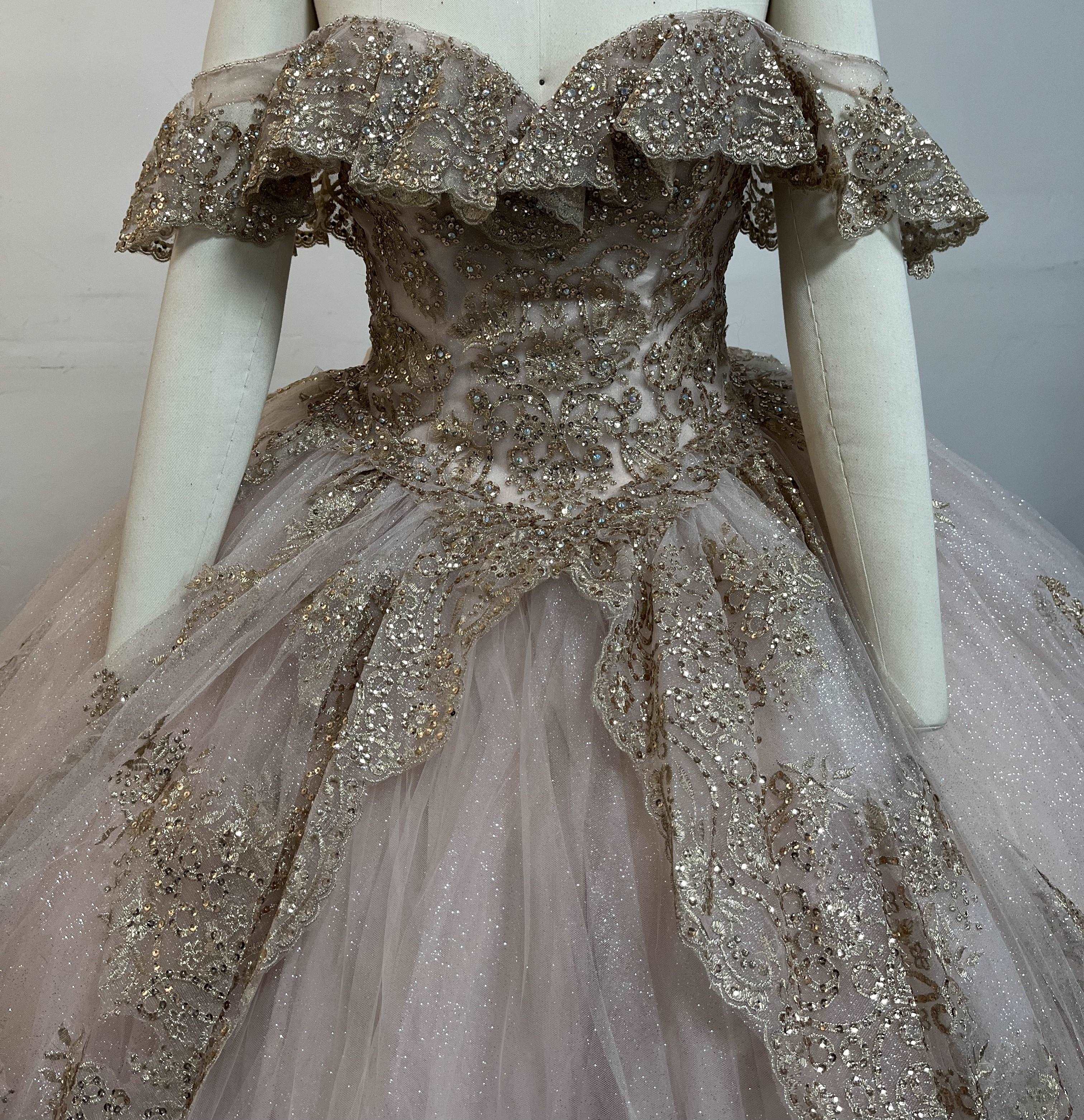 (LIVE 12) Gowns' elegance, simple hues, enhance life's charm.