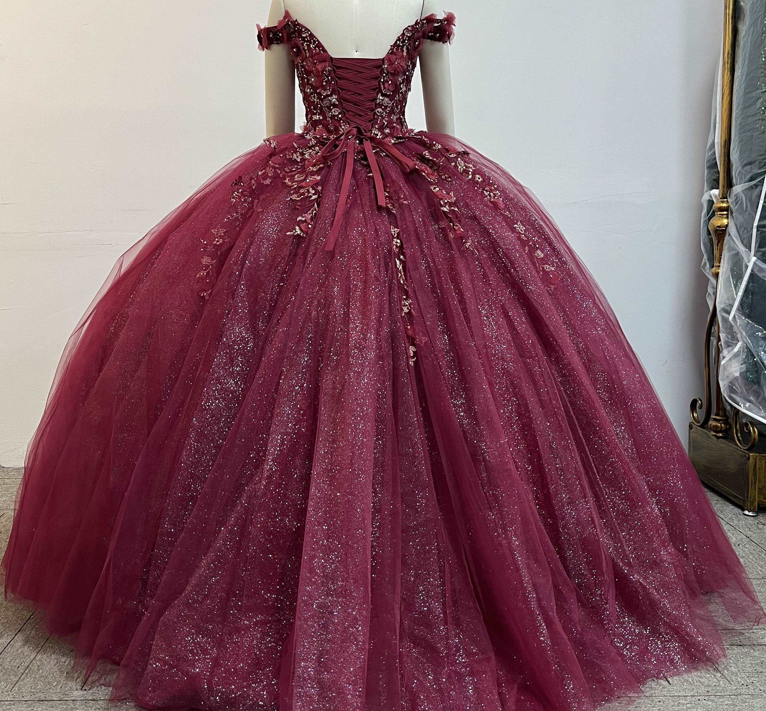 (LIVE 14) Gowns on, mermaid style, fashionable presence.