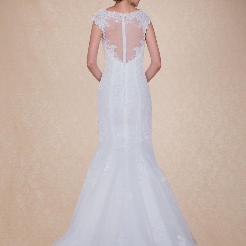 (LIVE 69) A beautiful gown, off-shoulder, reveals noble air.