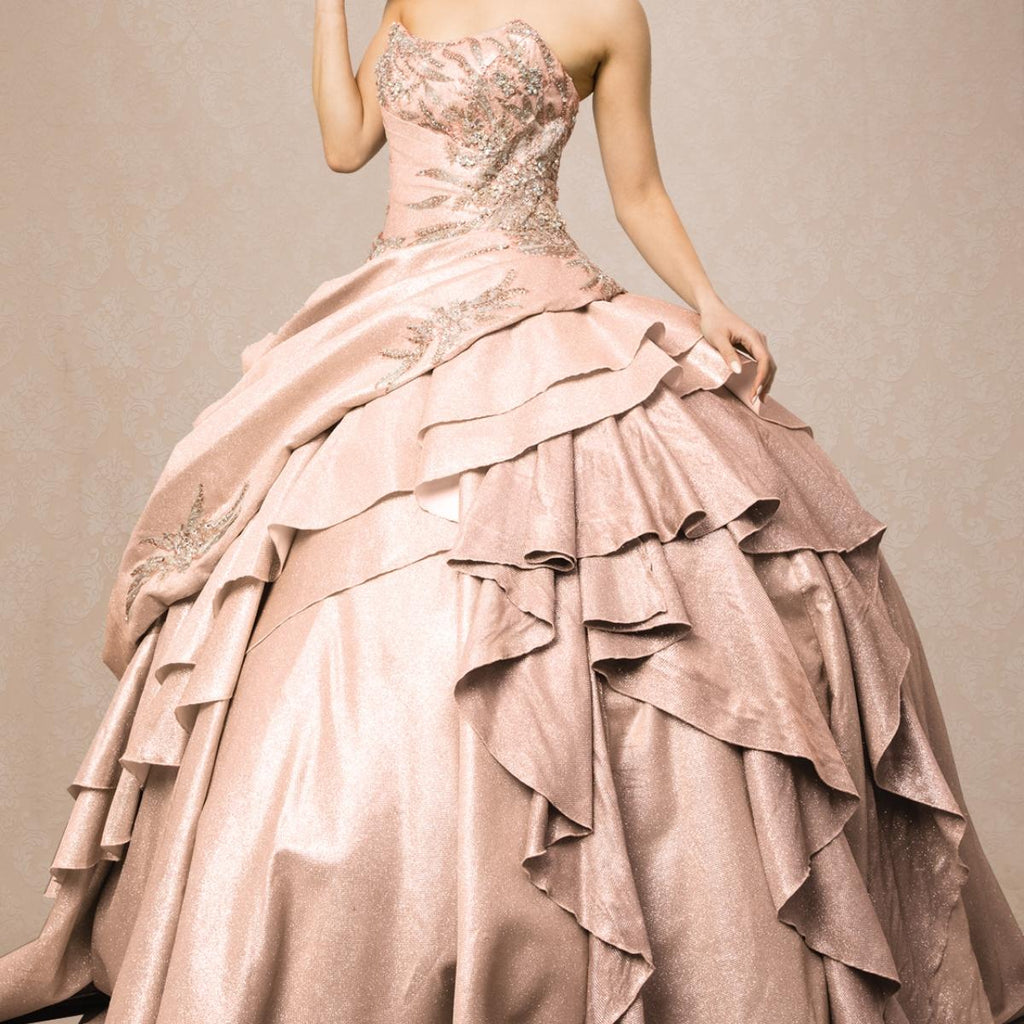 (LIVE 41) A beautiful gown, off-shoulder, reveals noble air.