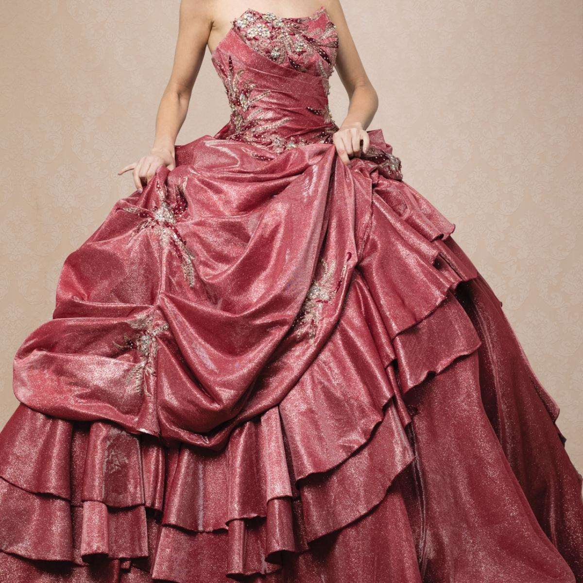 (LIVE 41) A beautiful gown, off-shoulder, reveals noble air.