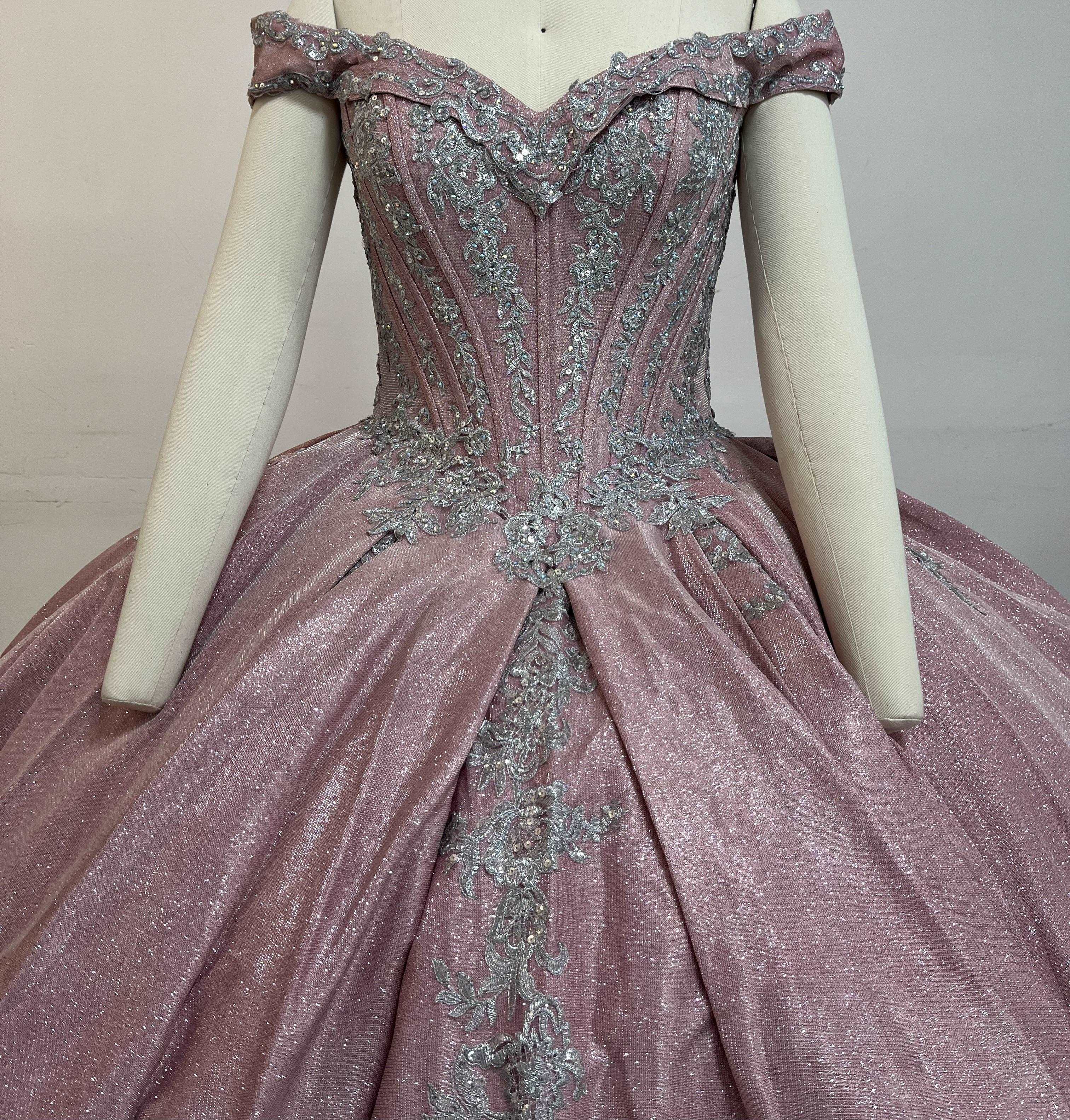 Quinceanera dress with many sequins, dazzling, slim waist, highlighting the graceful figure.