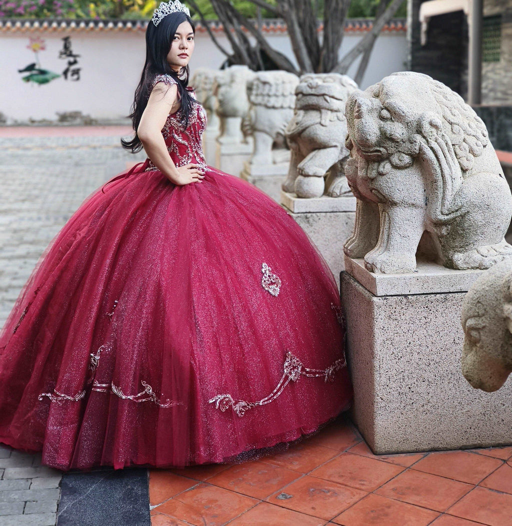 A beautiful gown, off-shoulder, reveals noble air.